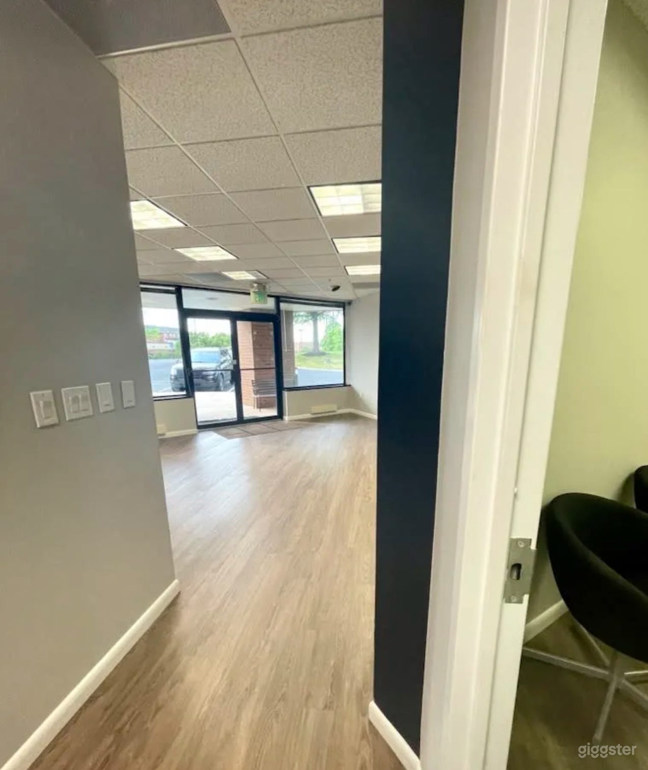 Roomy office space  Photo 3