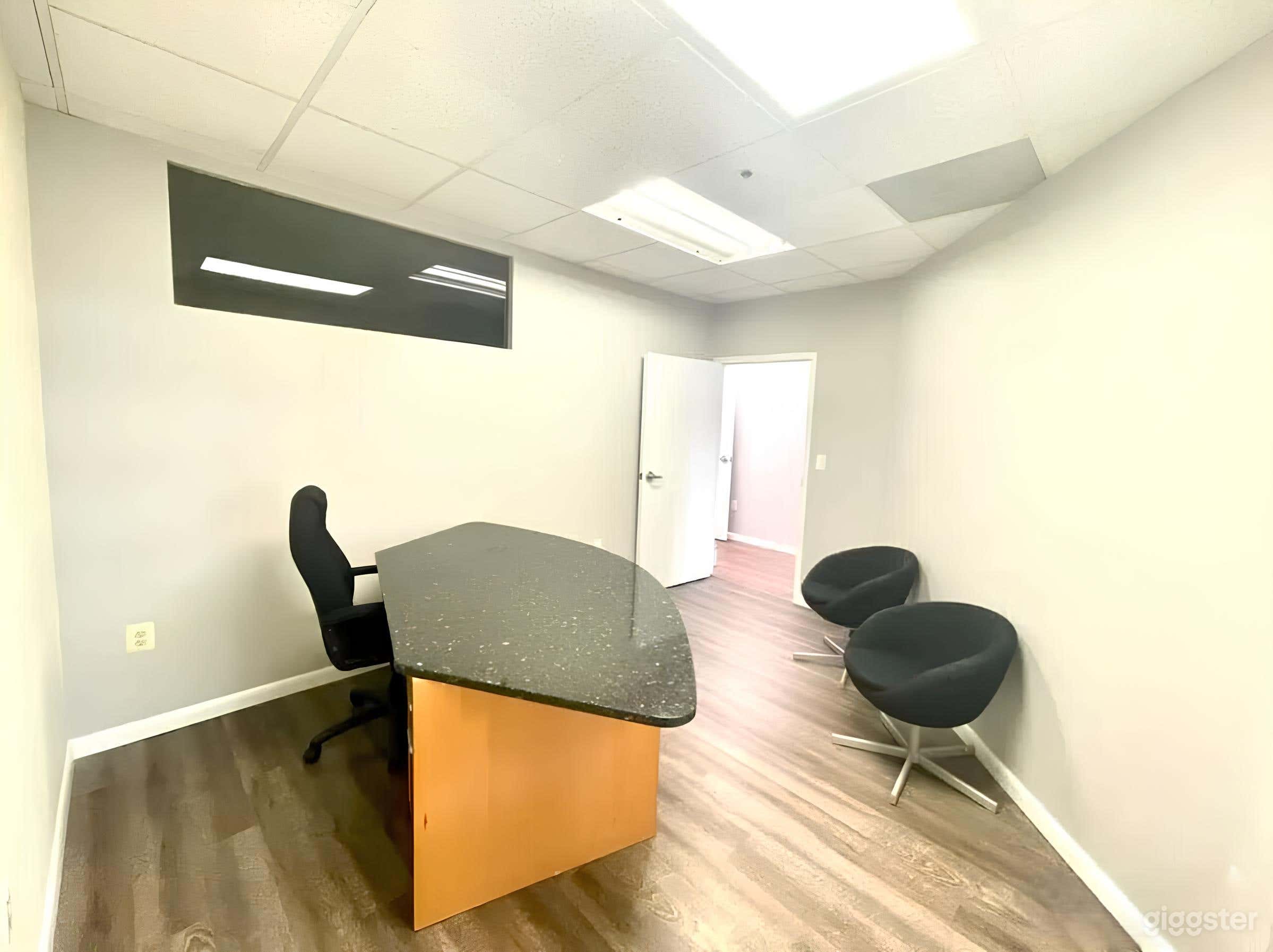 Roomy office space  Photo 2