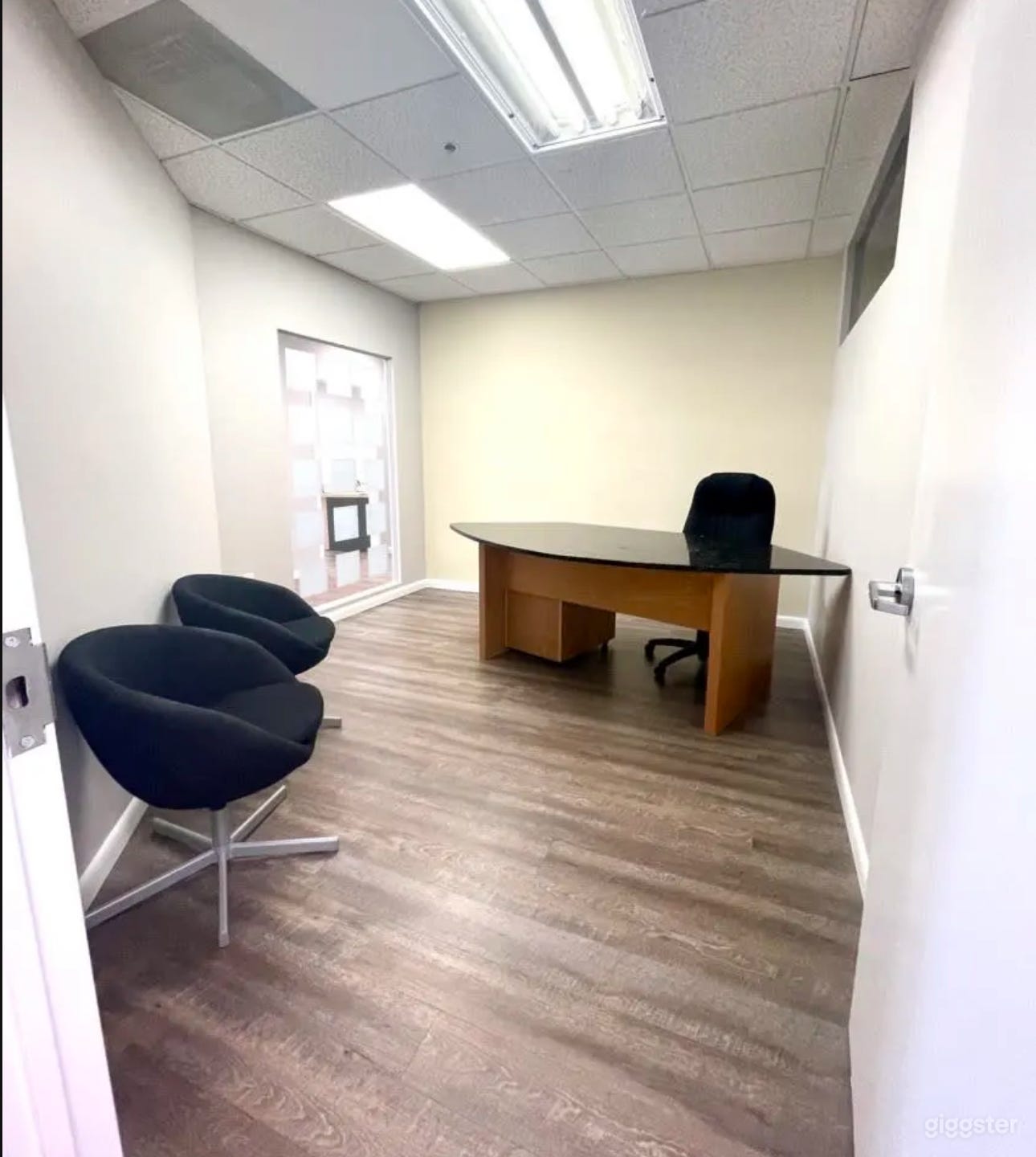 Roomy office space  Photo 4