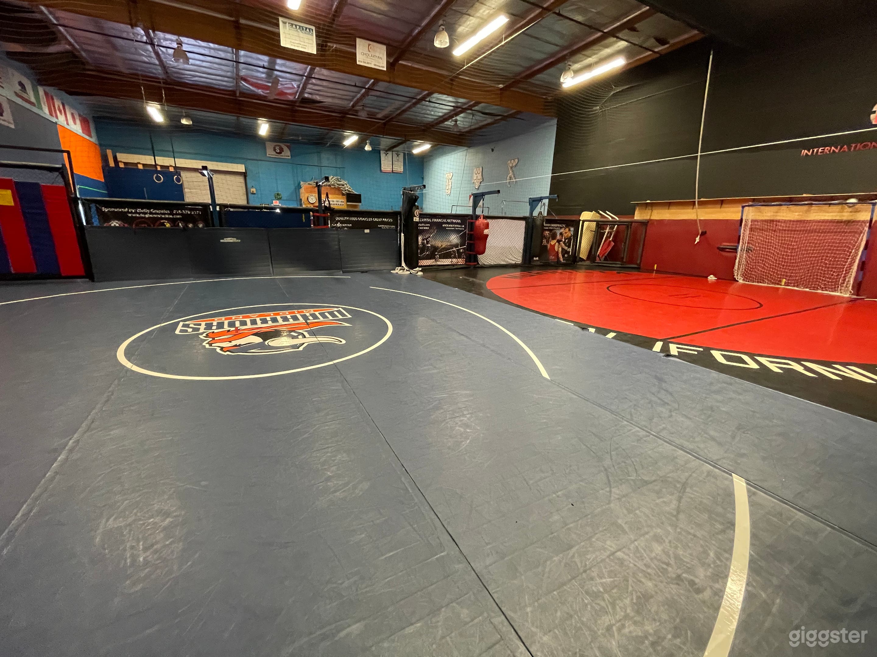 Huge Sport Complex with lockers Photo 3