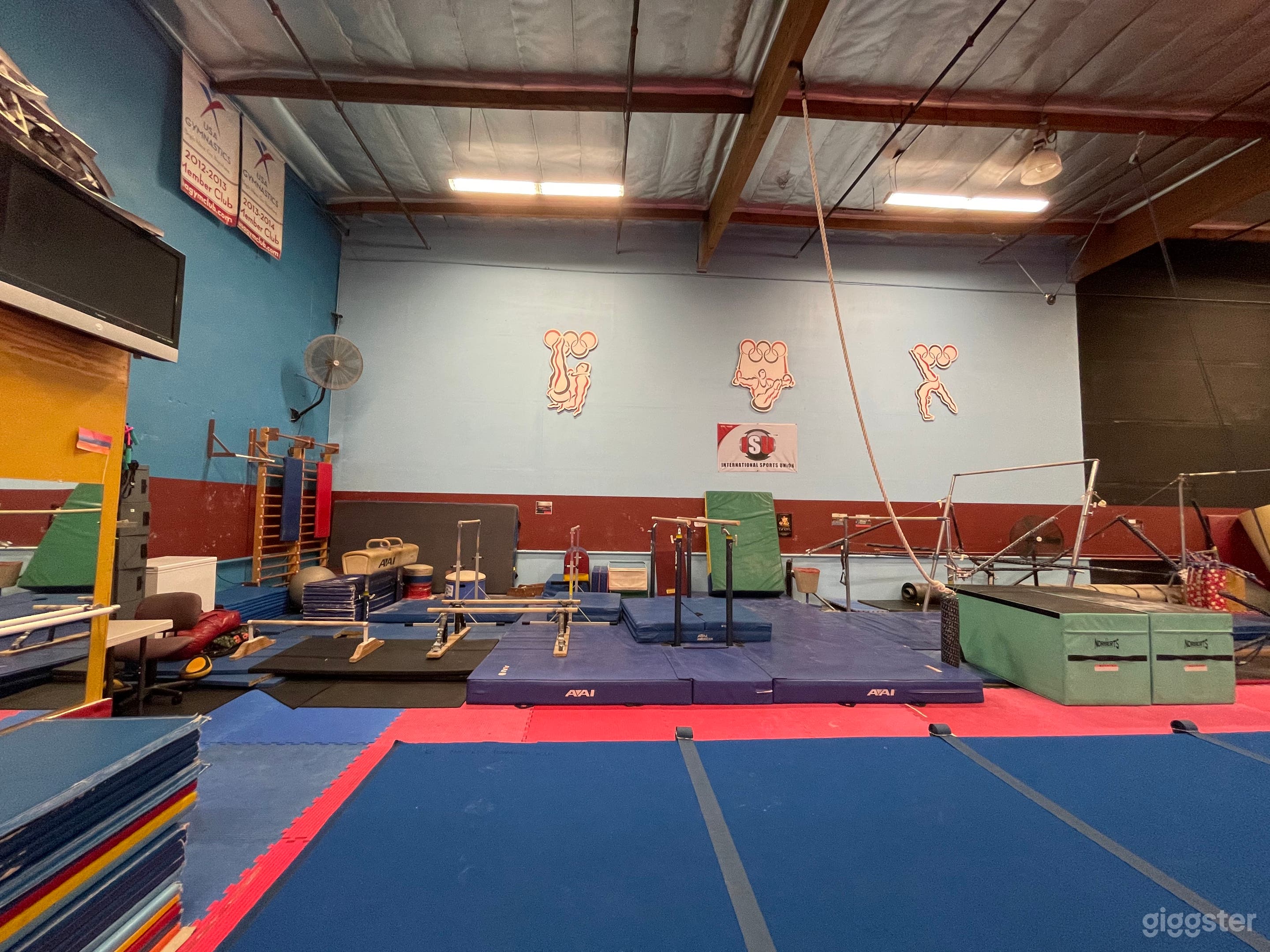 Huge Sport Complex with lockers Photo 1