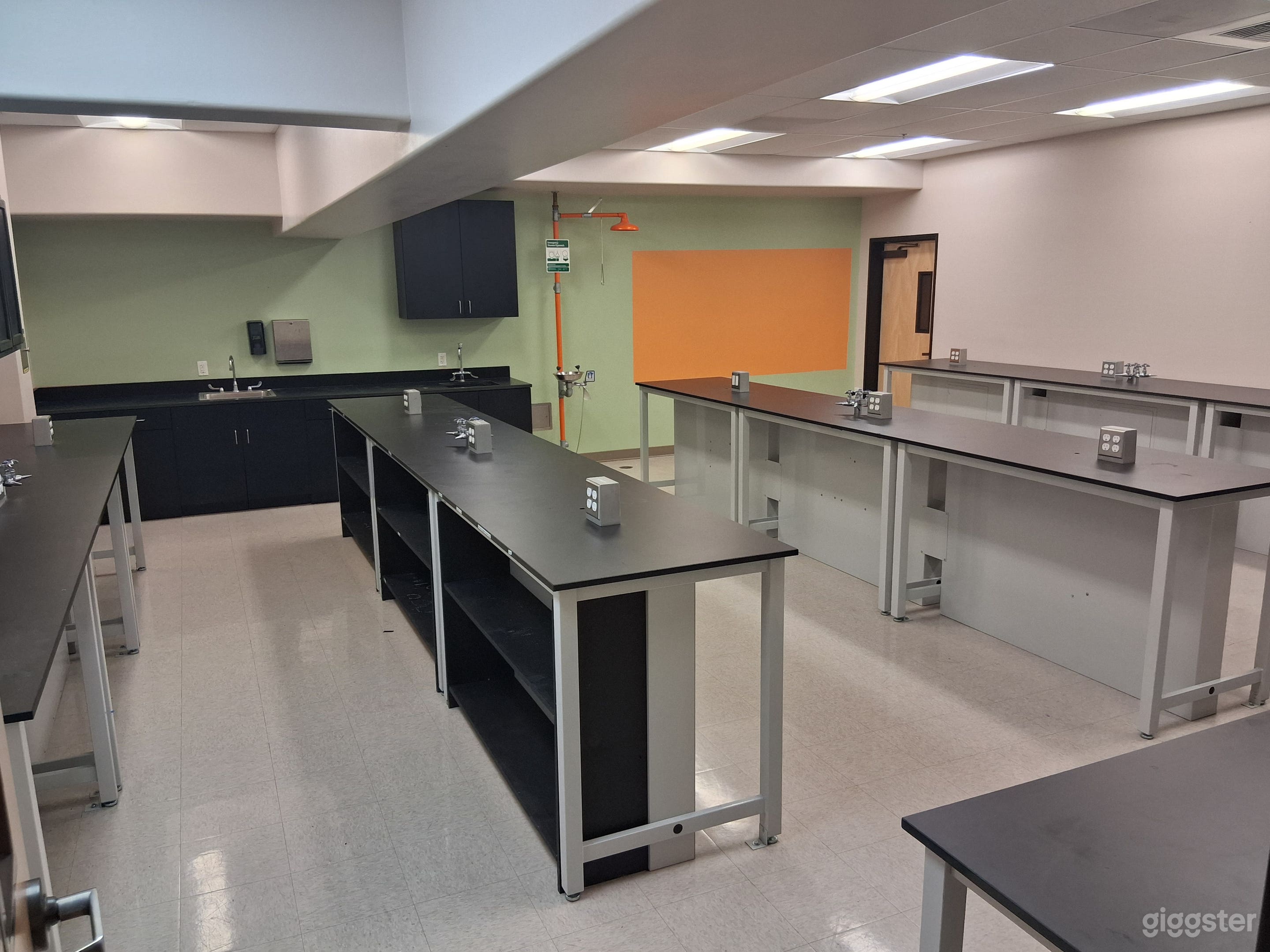 40,000 sq ft empty school /auditorium with 2 stages Photo 3