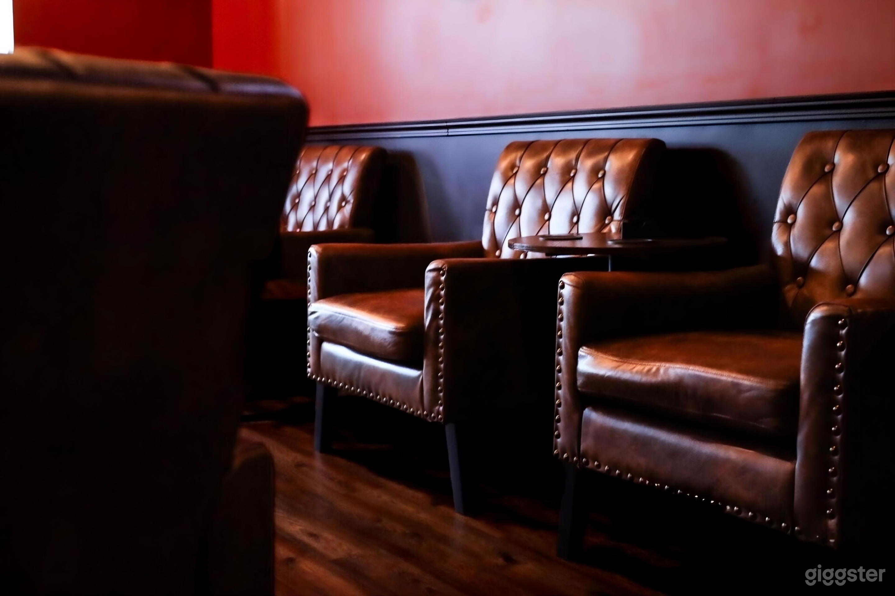 Comfortable, Upscale Lounge in great location Photo 3