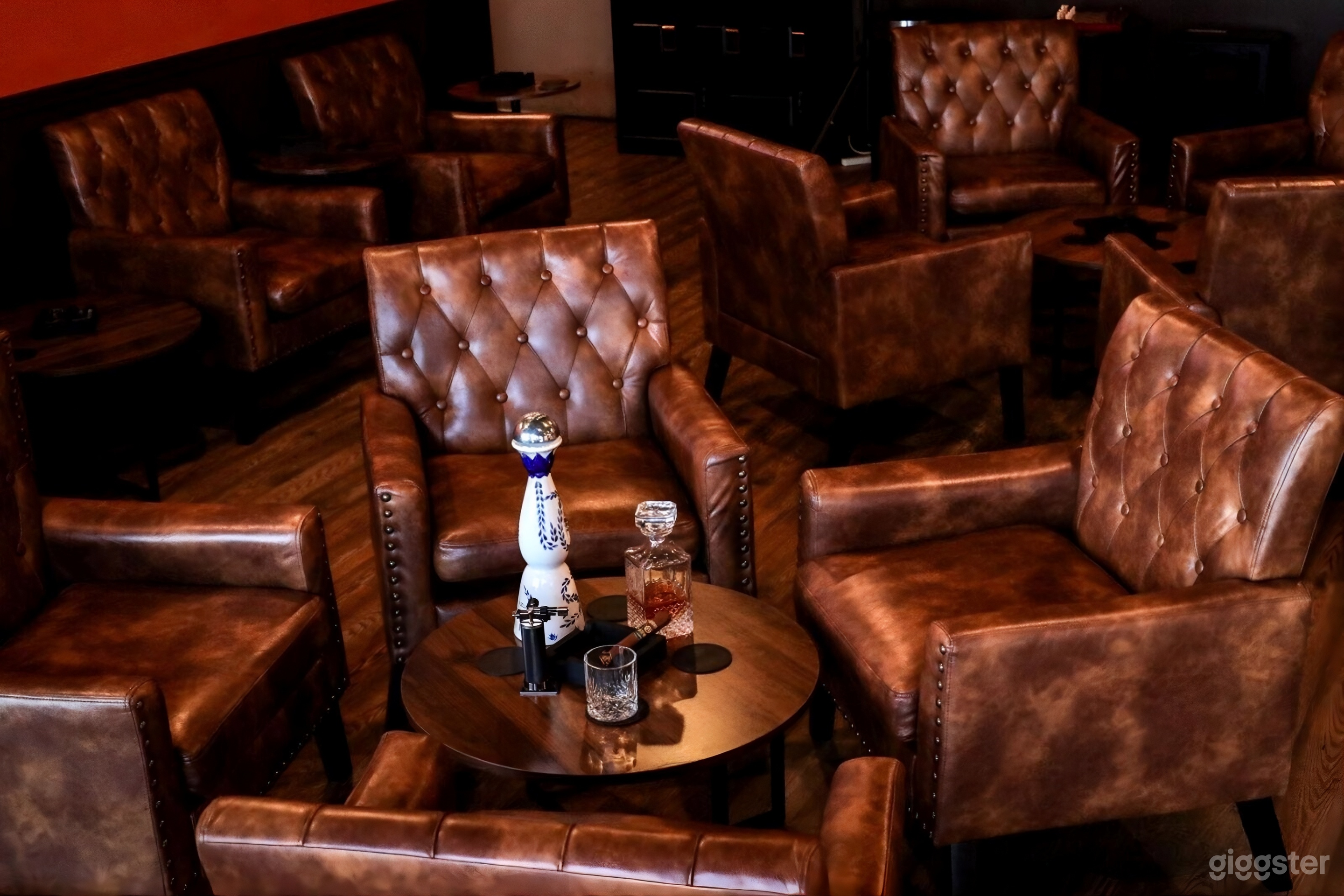 Comfortable, Upscale Lounge in great location Photo 2
