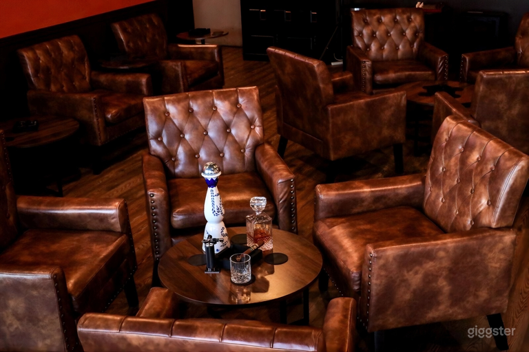  Comfortable, Upscale Lounge in great location 