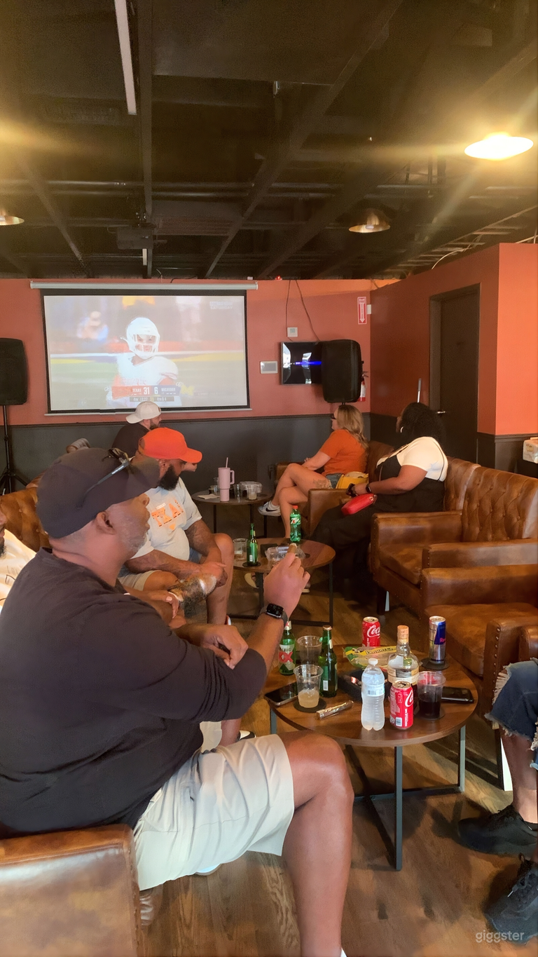  Comfortable, Upscale Lounge in great location 