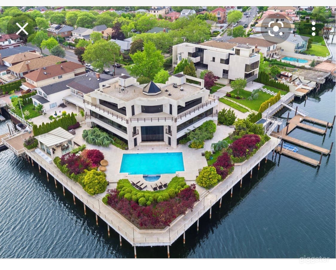 Biggest one of kind mansion in Brooklyn ny Photo 2