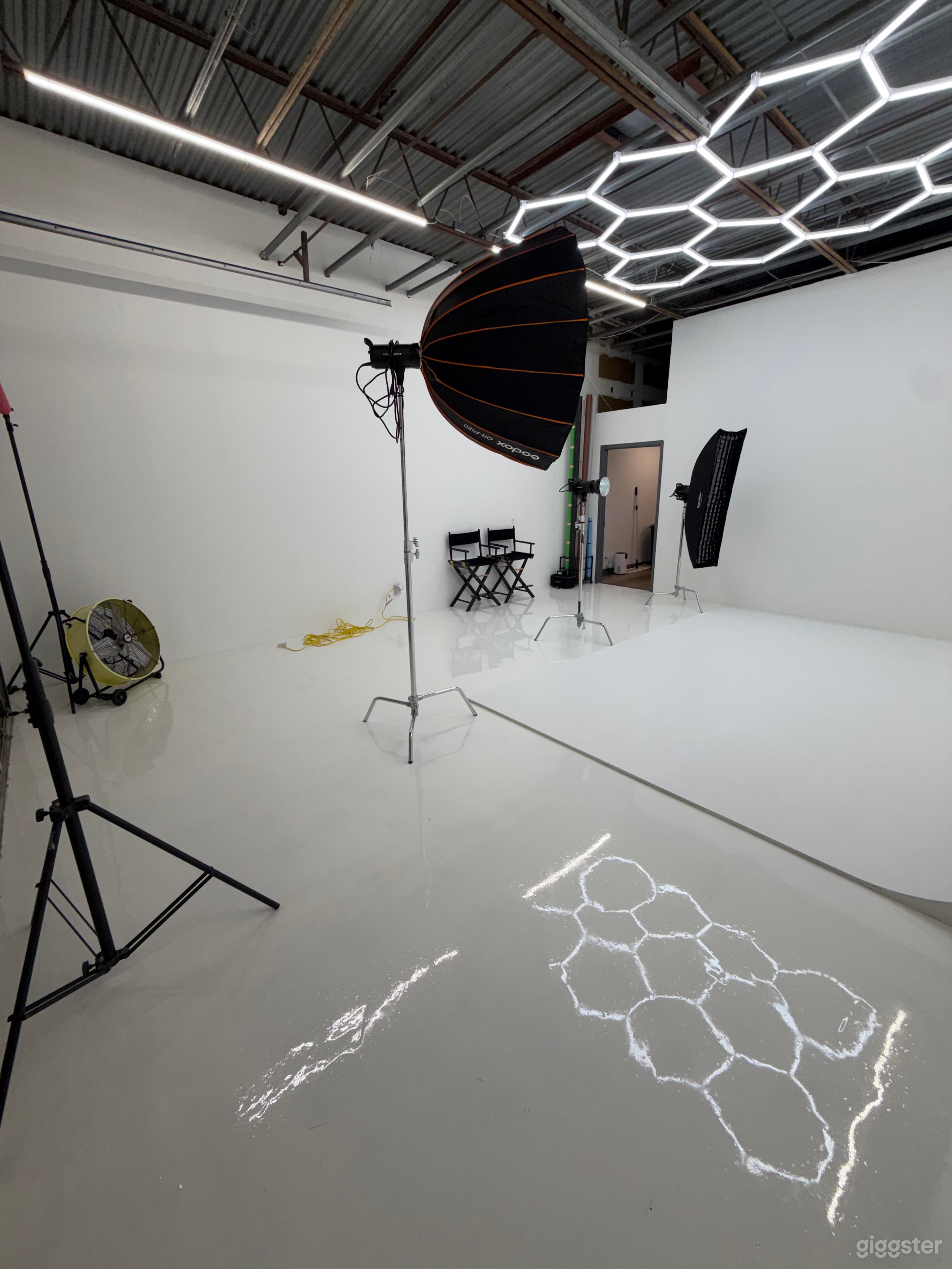 Warehouse Studio with Cyclorama Wall Photo 2