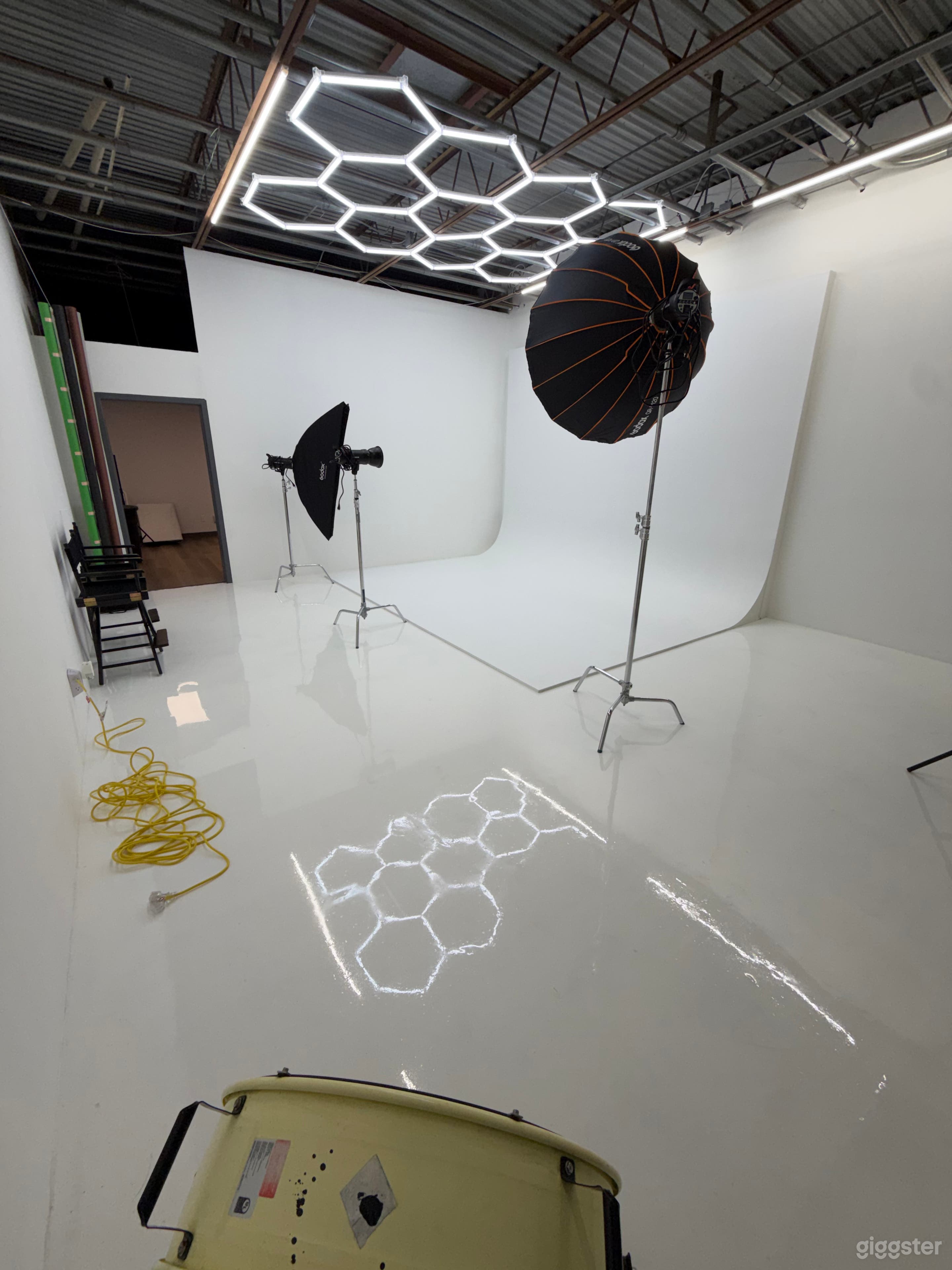Warehouse Studio with Cyclorama Wall Photo 3