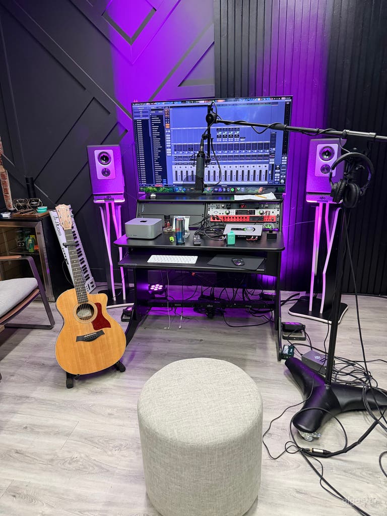  Lounge space & Studio! 