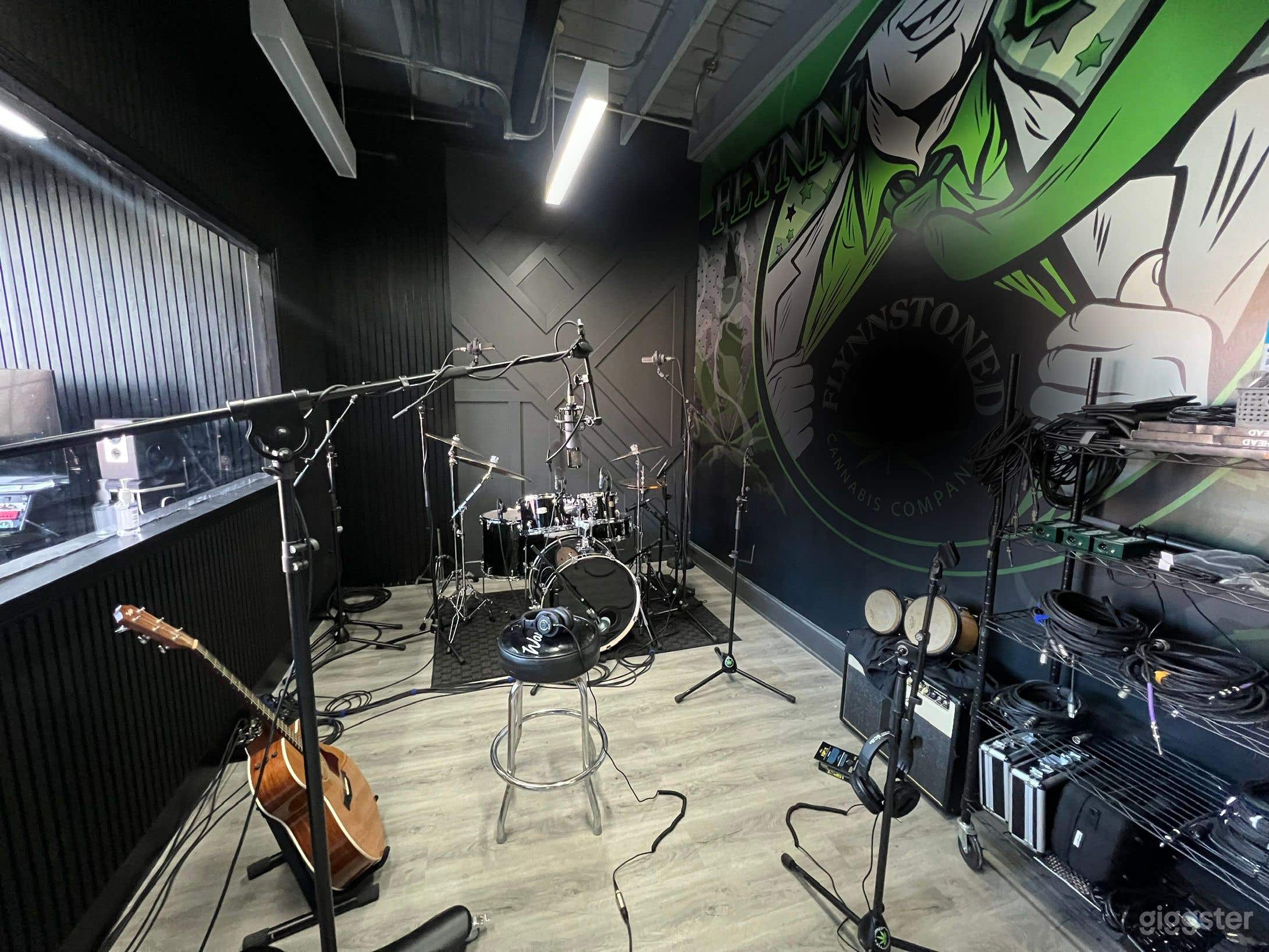 Lounge space & Studio! Photo 4