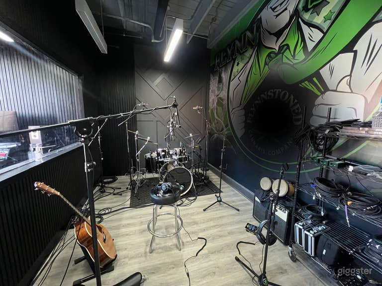  Lounge space & Studio! 