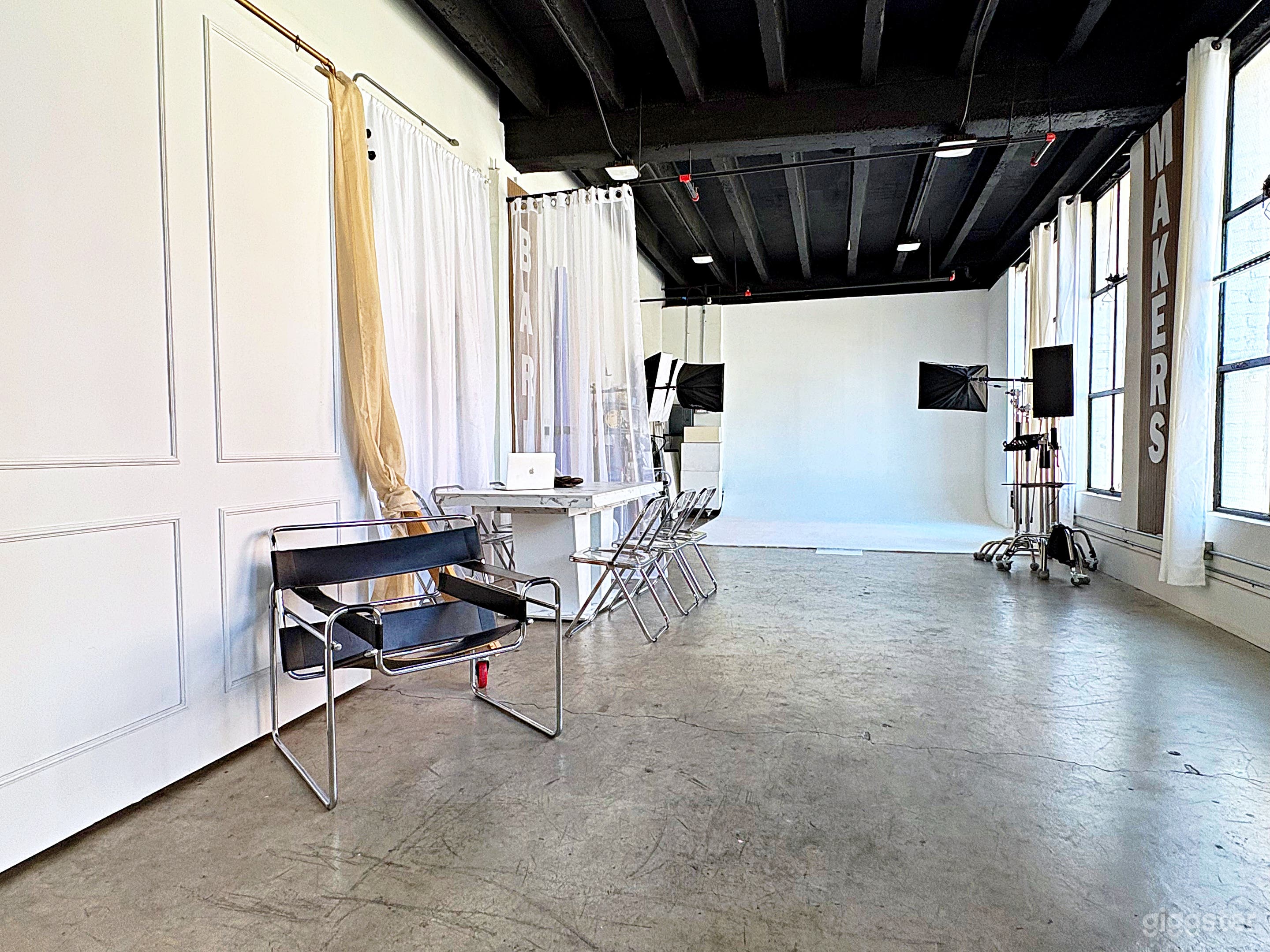 The Studio: Multi-Sets, White Cyc Wall, & Pre-Set Lighting Photo 2