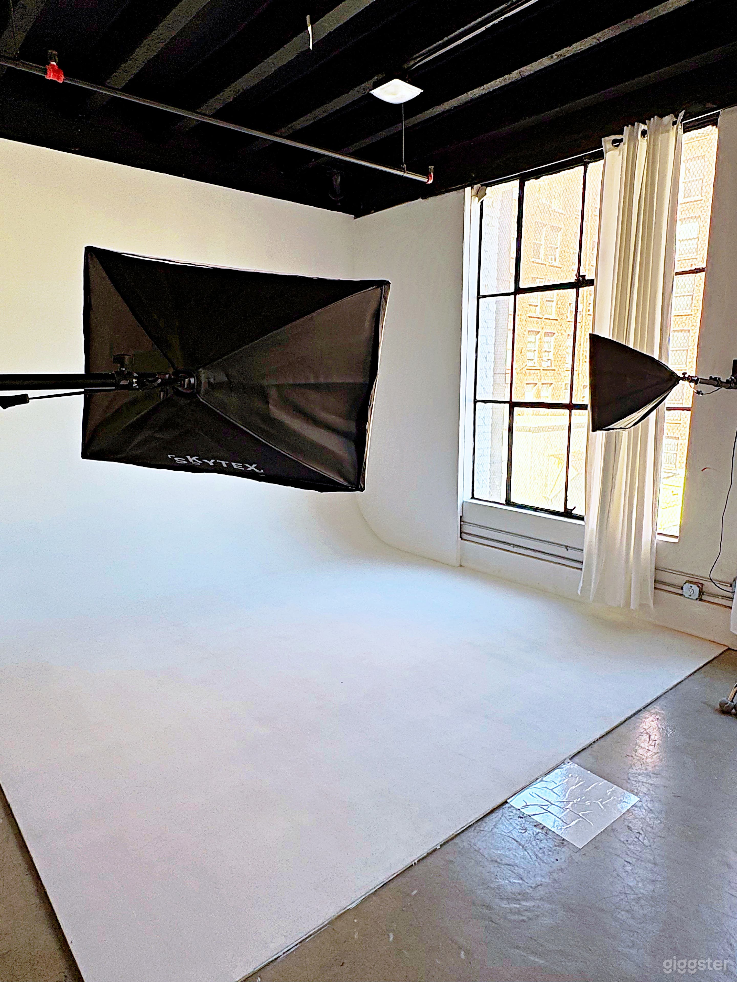 The Studio: Multi-Sets, White Cyc Wall, & Pre-Set Lighting Photo 4