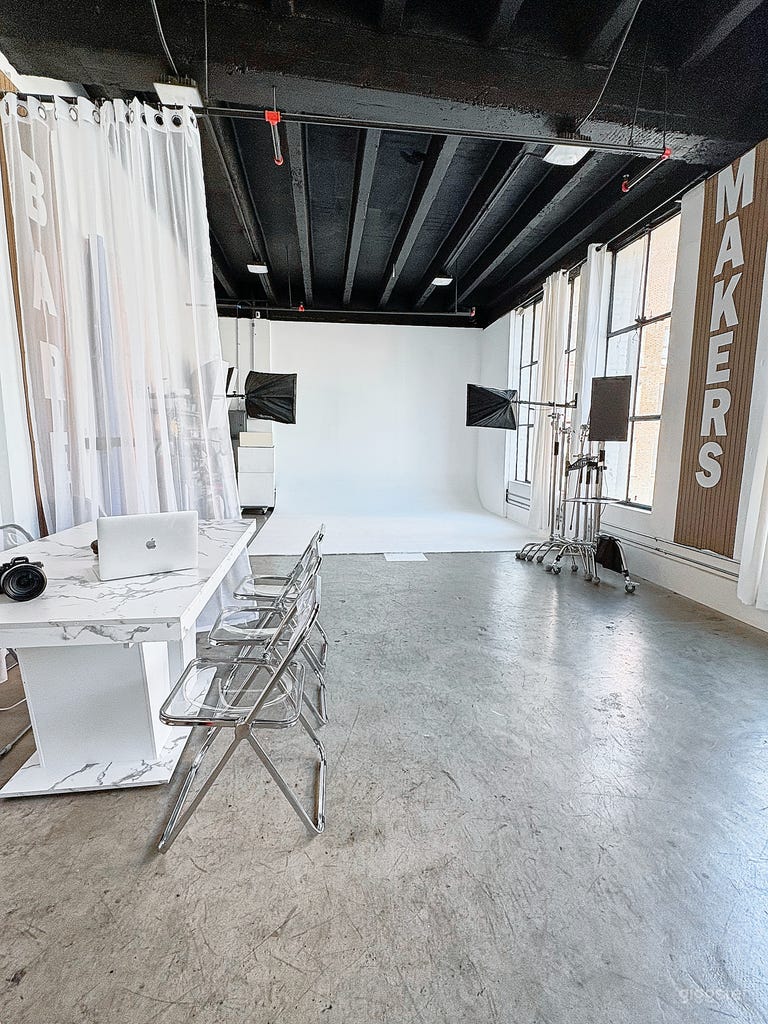  Lo Studio: Multi-Set, Parete Cyc Bianca e Illuminazione Preimpostata 