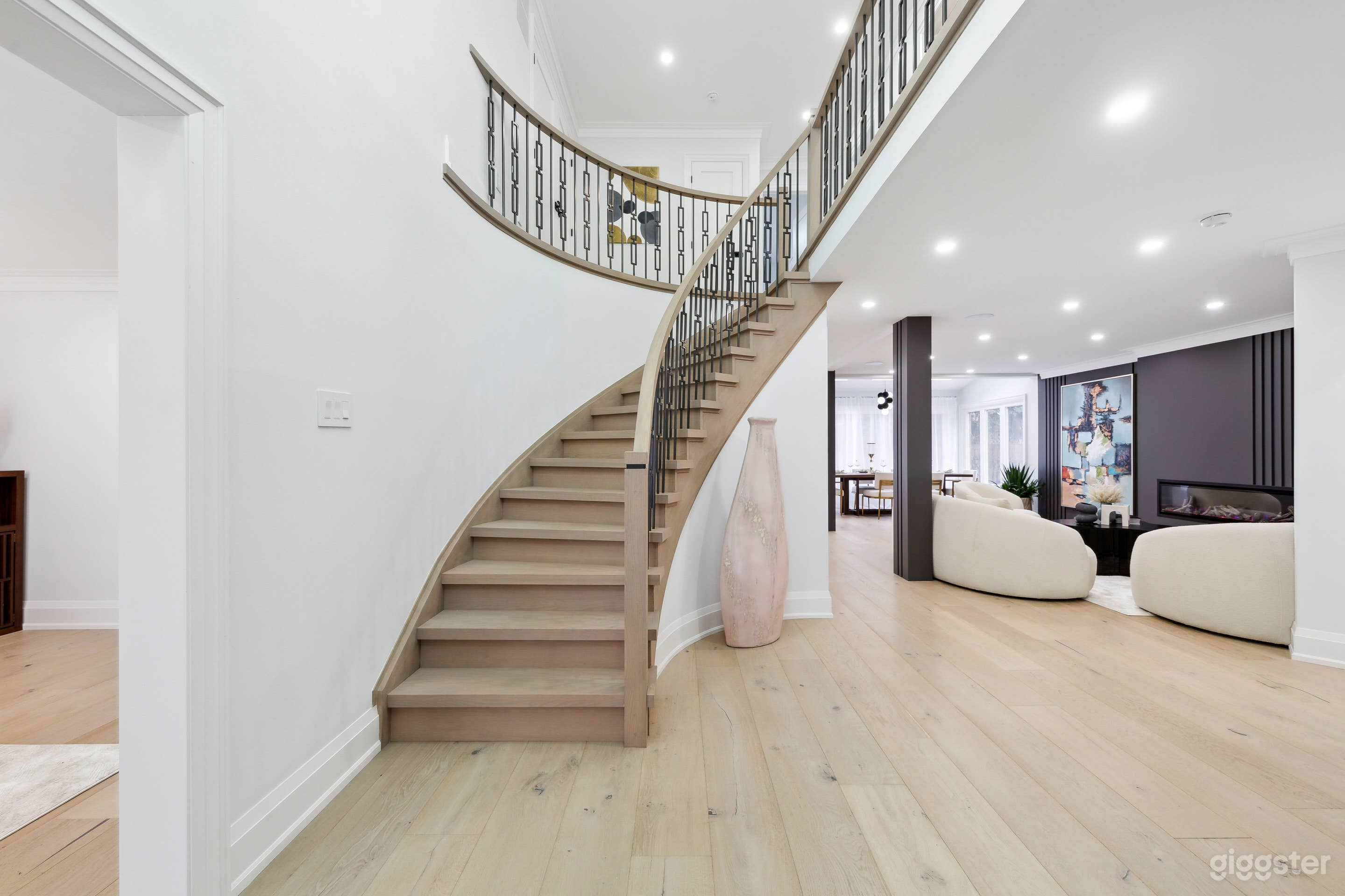 Stunning Family Home  Photo 2