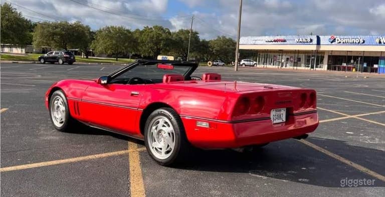  Rode Chevrolet Corvette Convertible 