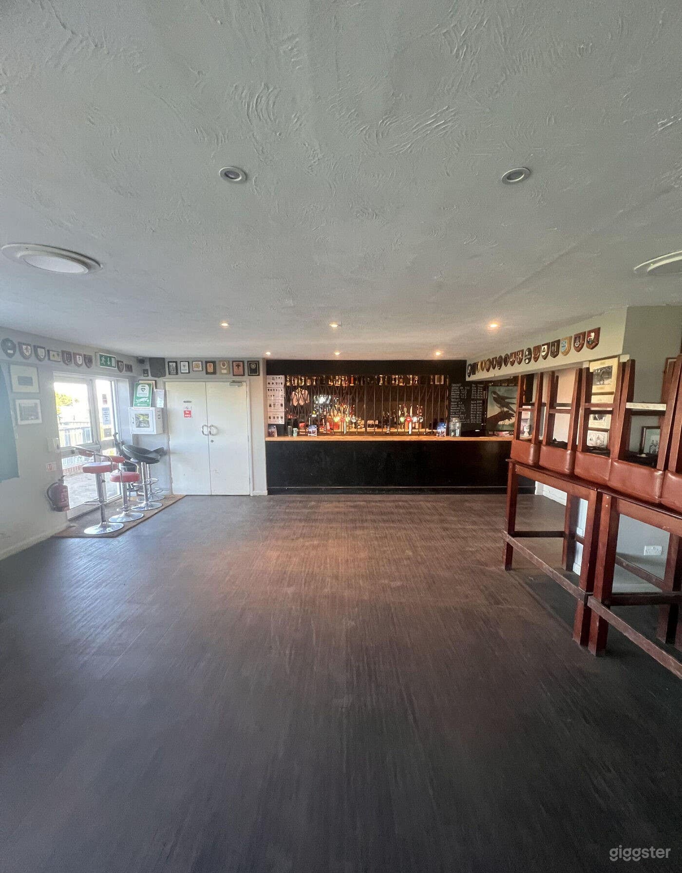 Players Bar, Bar Facing