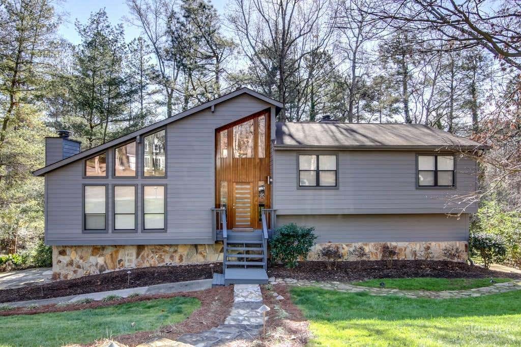 Beautiful Modern Contemporary Home Photo 1