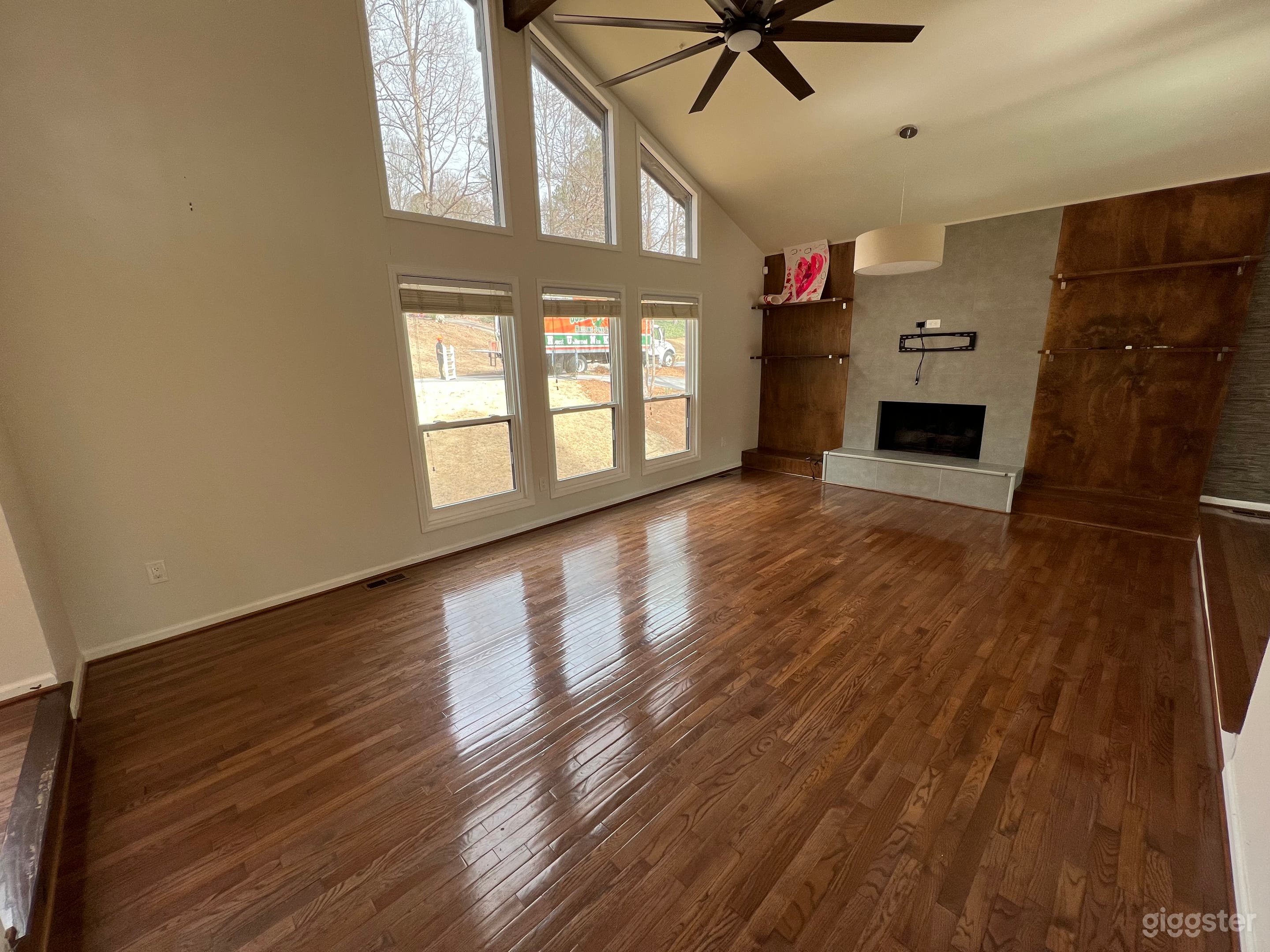 Beautiful Modern Contemporary Home Photo 4