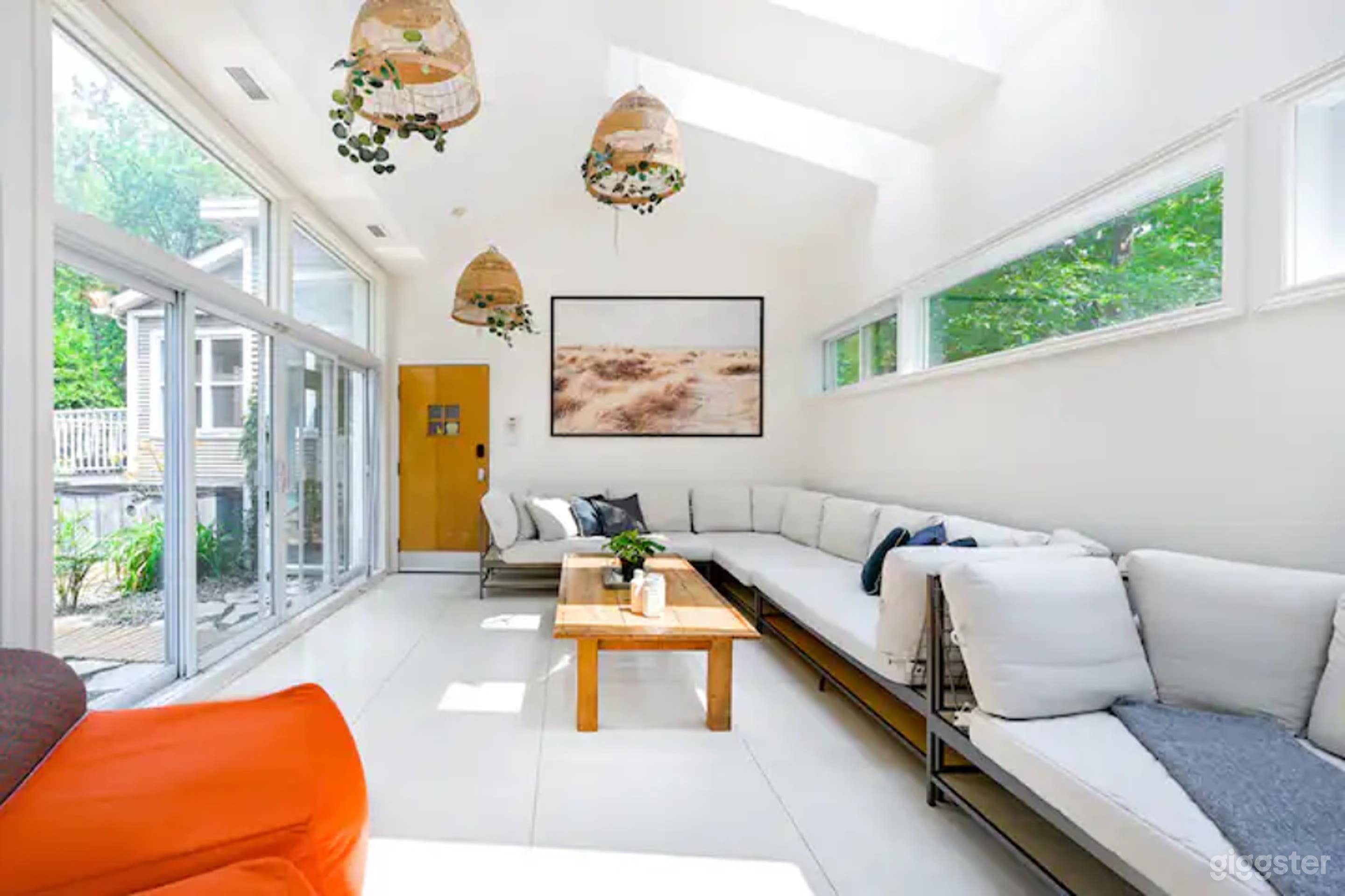 Costal Inspired Beach House in Longueuil with Pool and Spa Photo 4