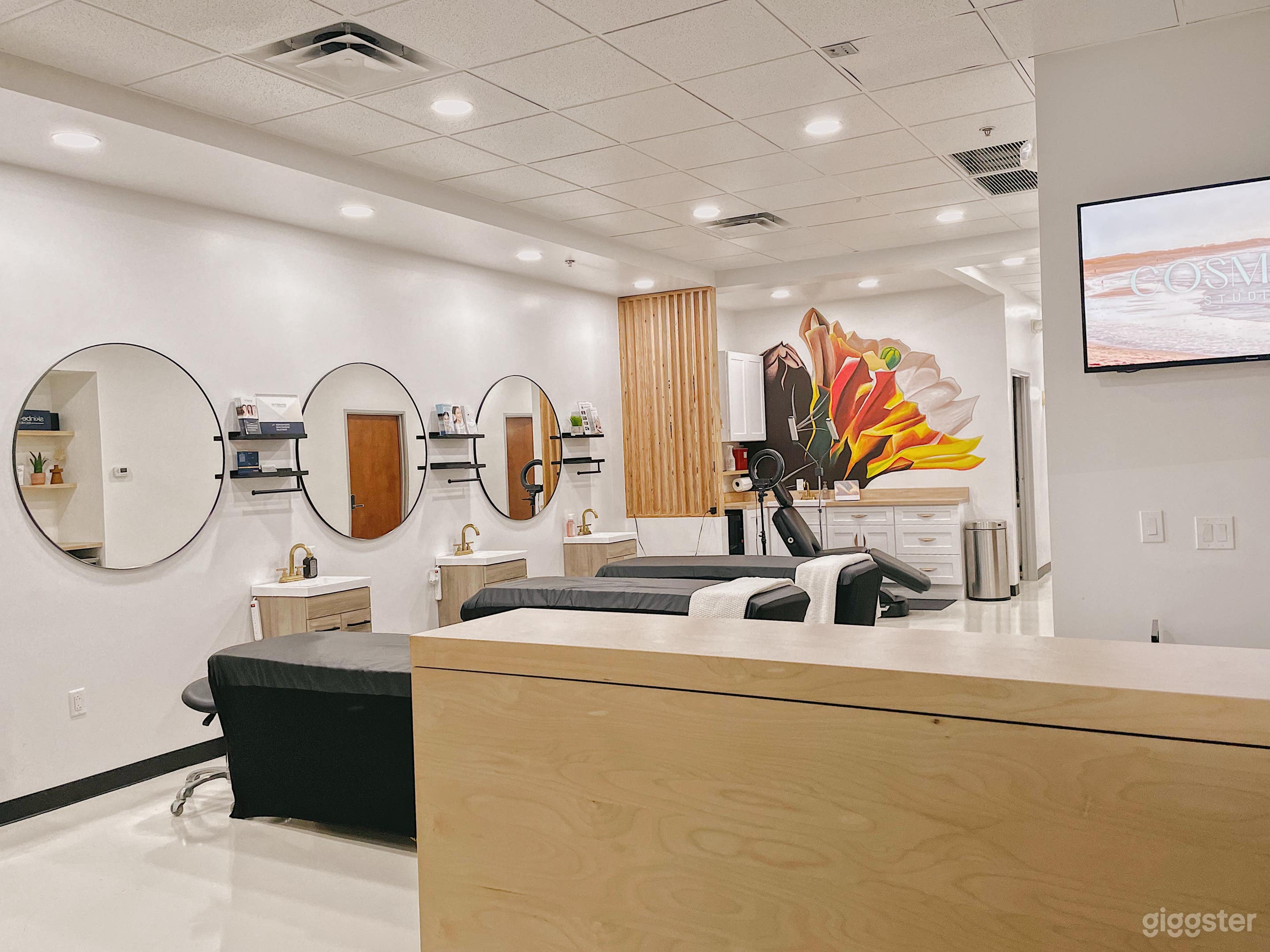 Open Concept Studio Salon Photo 2