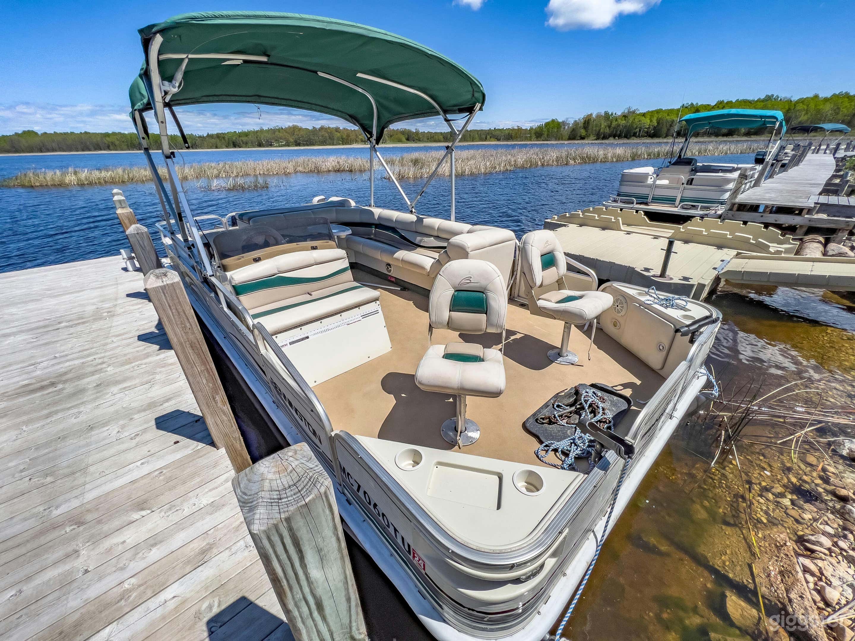 Well Equipped Pontoons and Airplane Photo 3