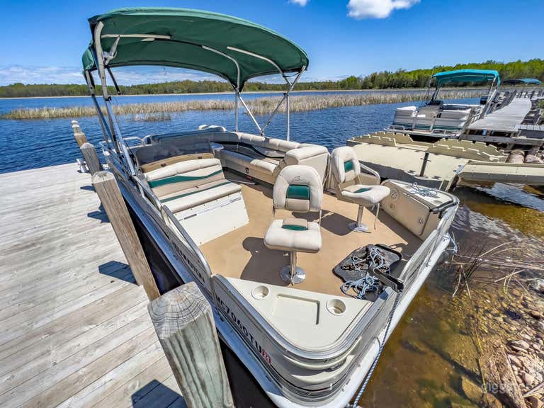  Well Equipped Pontoons and Airplane 