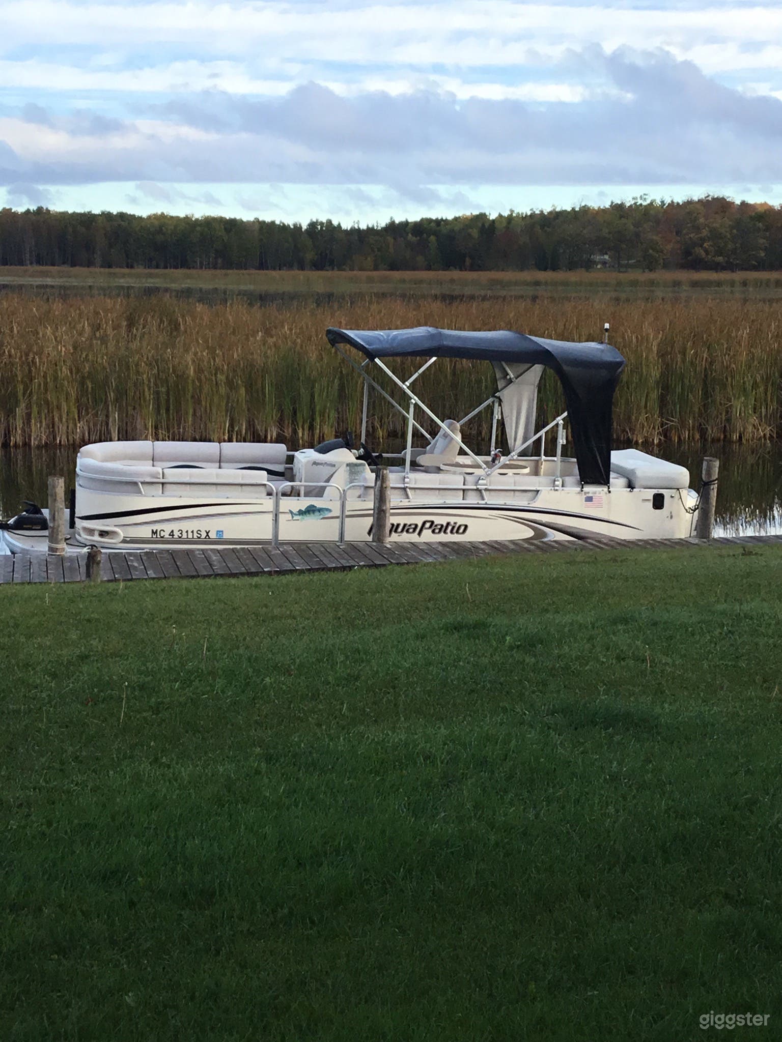 Well Equipped Pontoons and Airplane Photo 4
