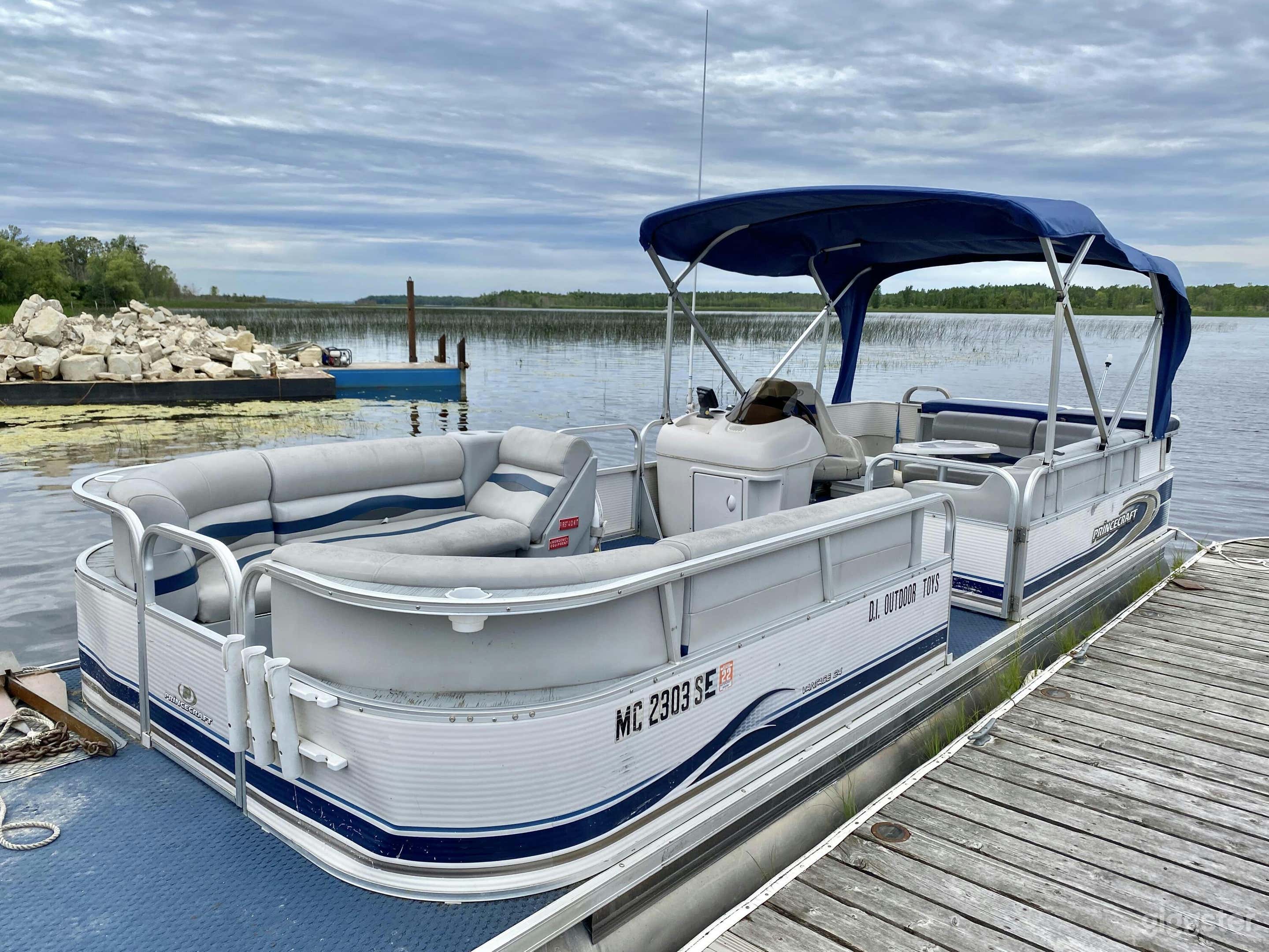 Well Equipped Pontoons and Airplane Photo 1