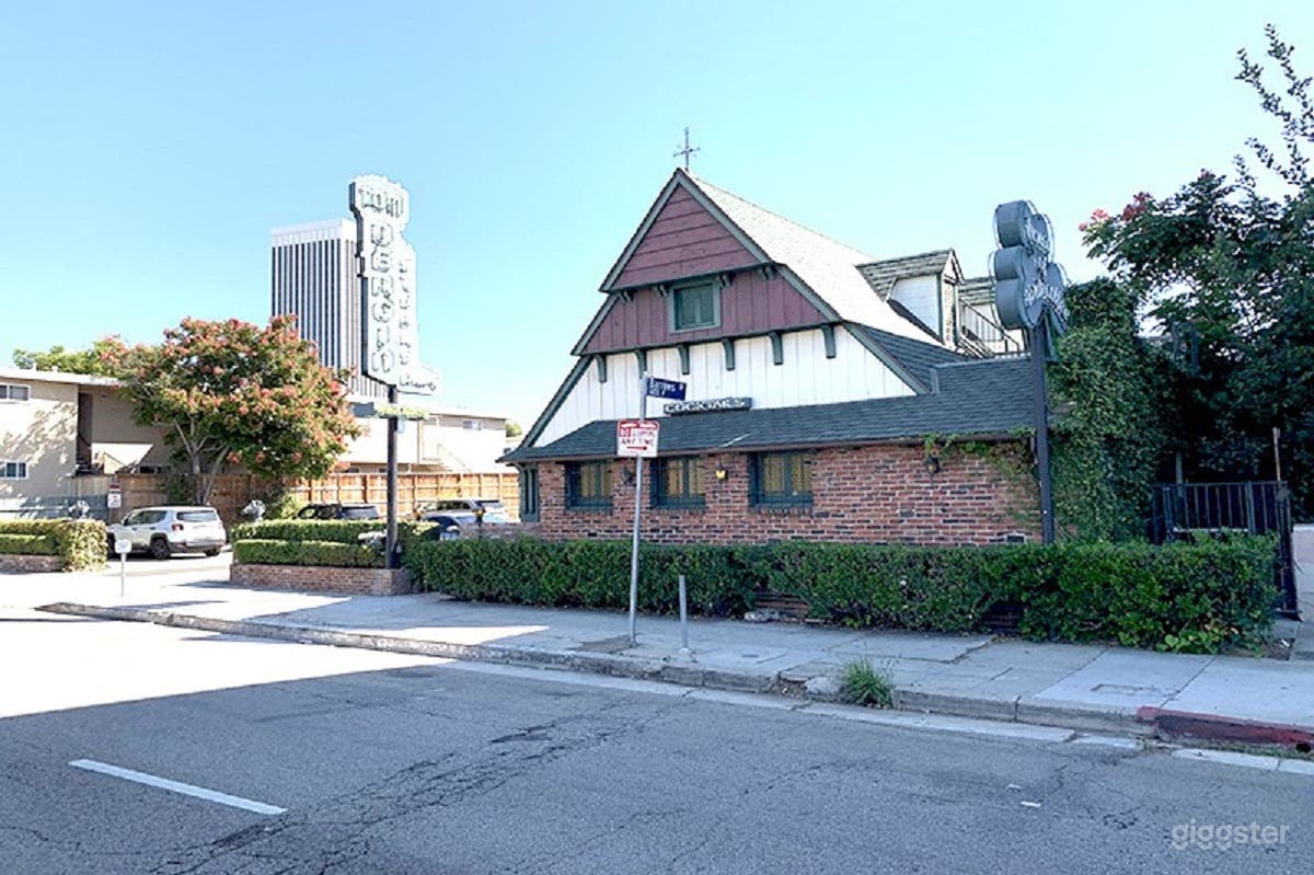 Rustic Irish Bar with Hidden Upstairs Speakeasy Photo 4