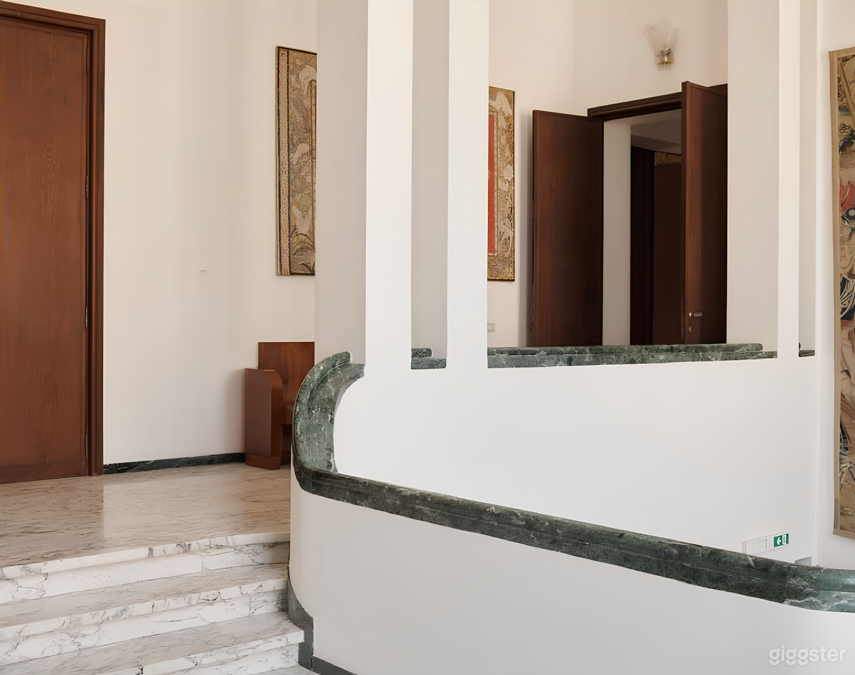 Scalinata Monumentale in Marmo & Atrio Storico Romano Photo 2