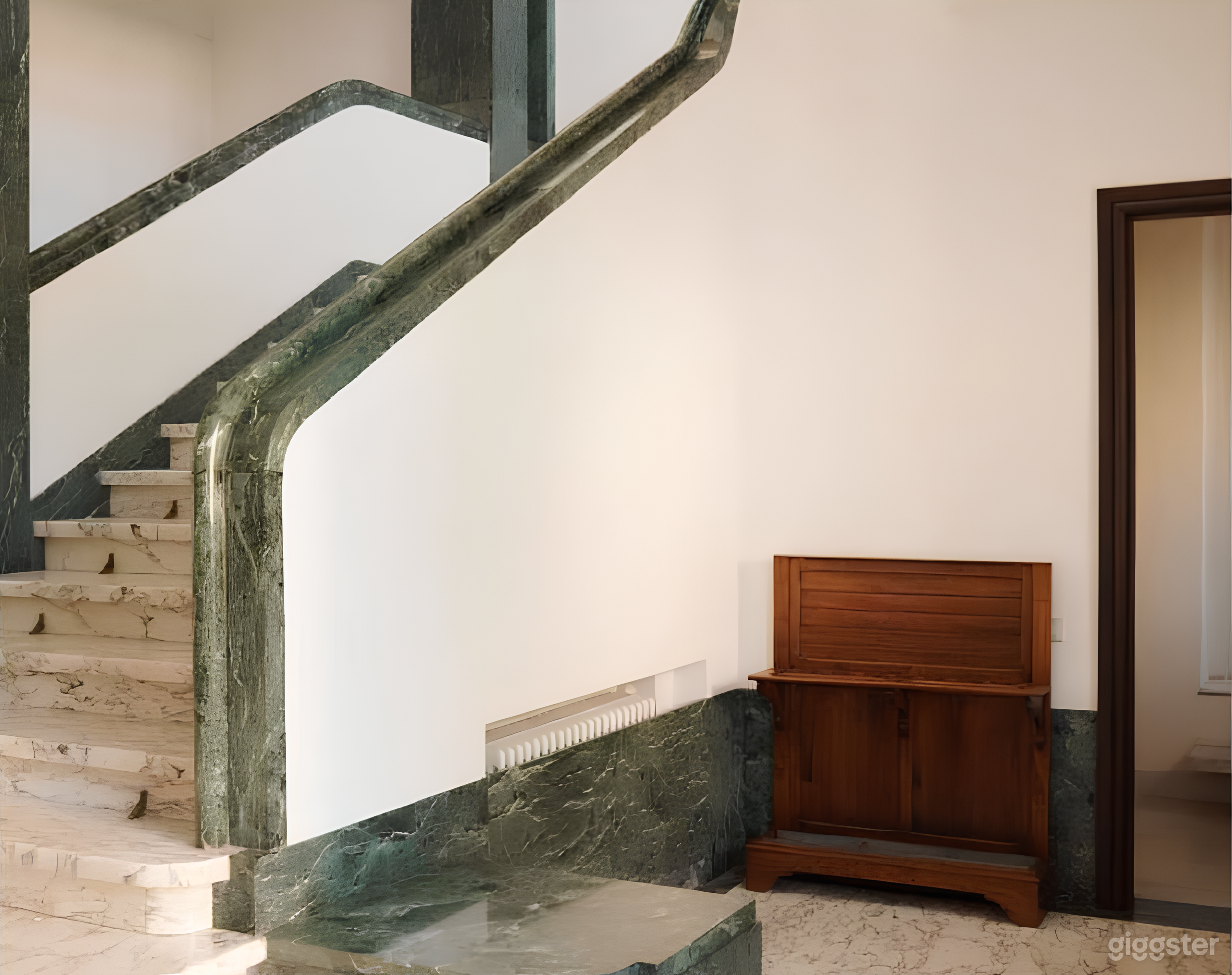 Scalinata Monumentale in Marmo & Atrio Storico Romano Photo 3