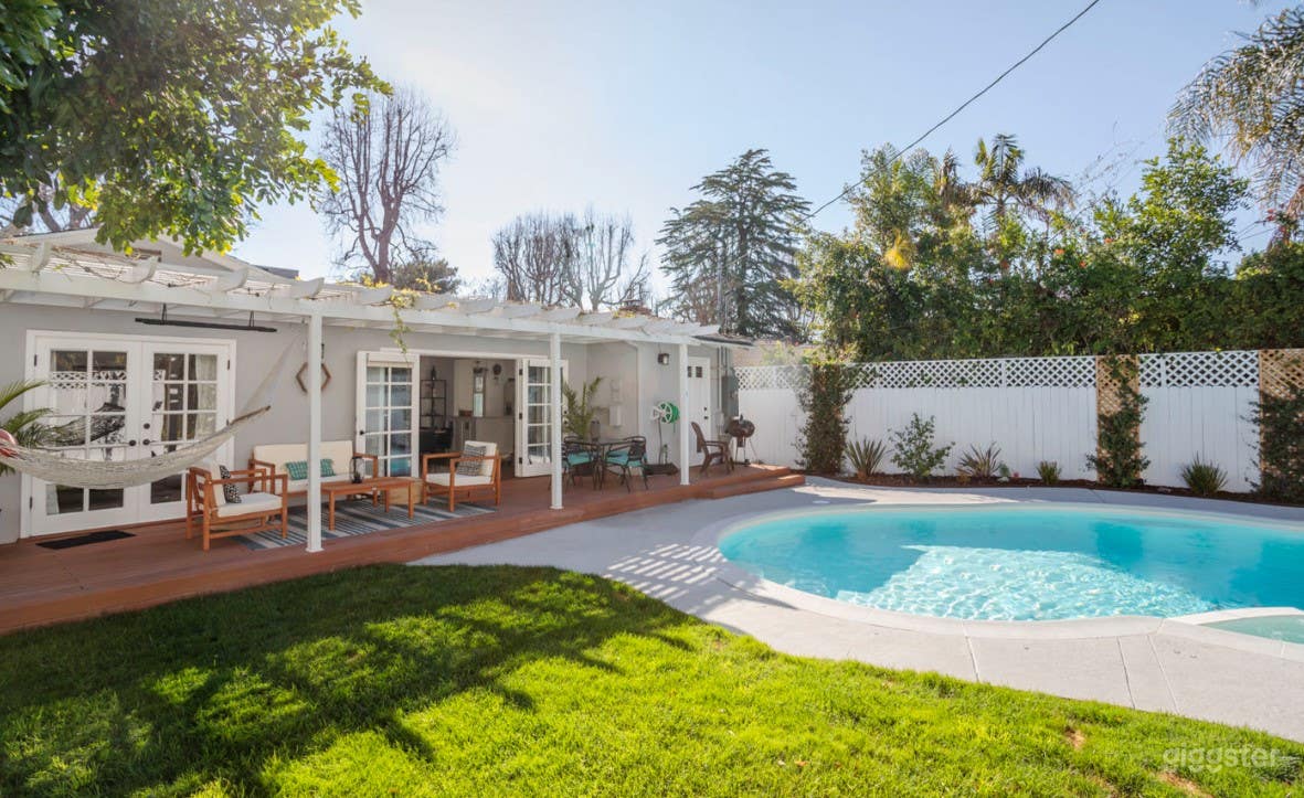 Bright and Quiet Pool Area Photo 4