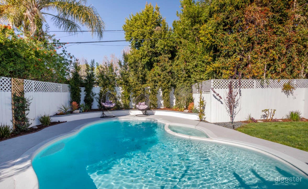 Bright and Quiet Pool Area Photo 2