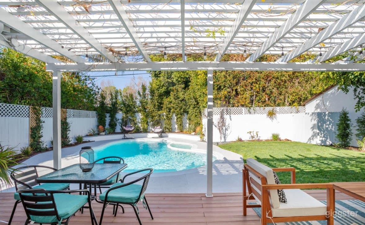 Bright and Quiet Pool Area Photo 1