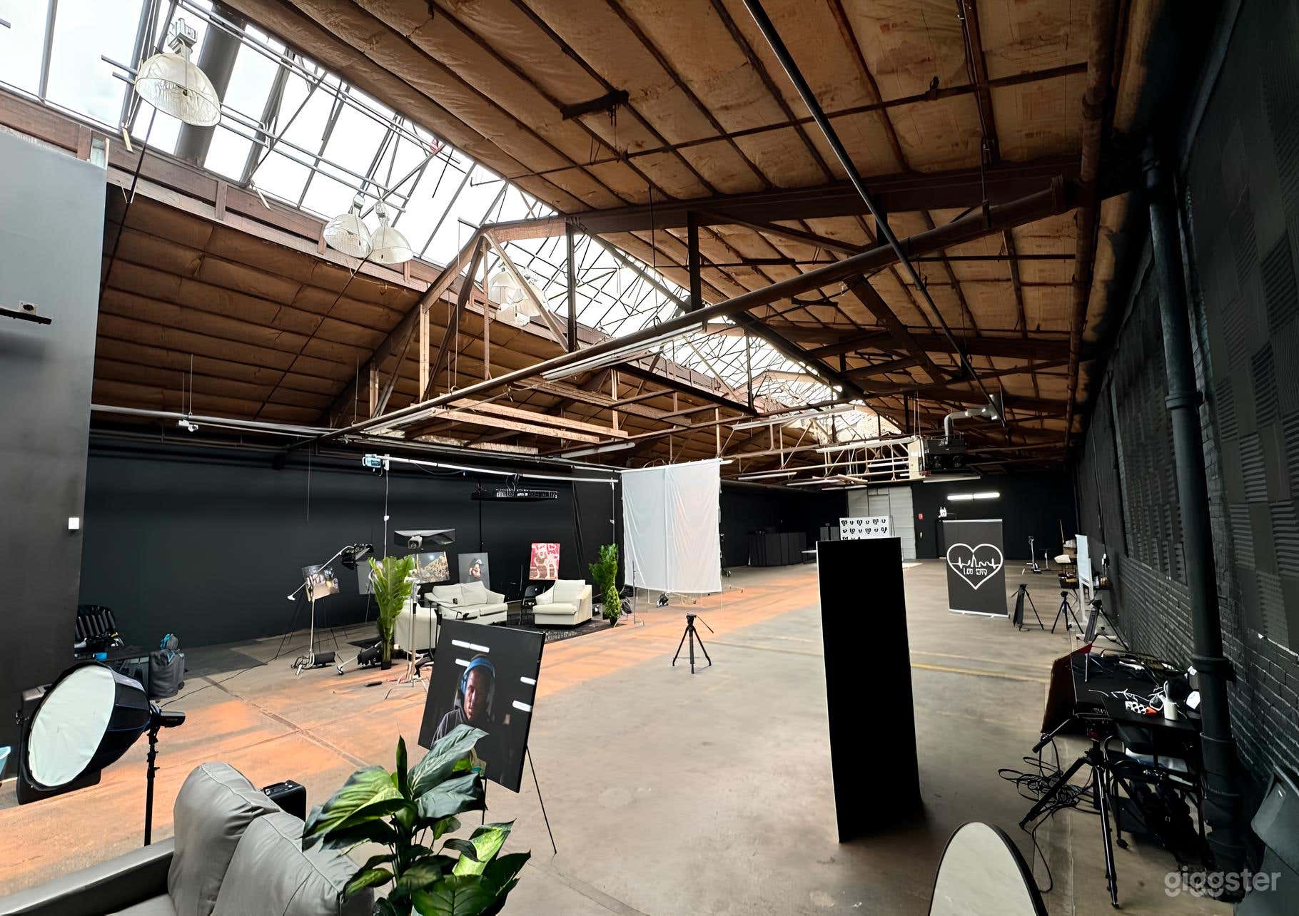 Industrial production space with skylight Photo 1