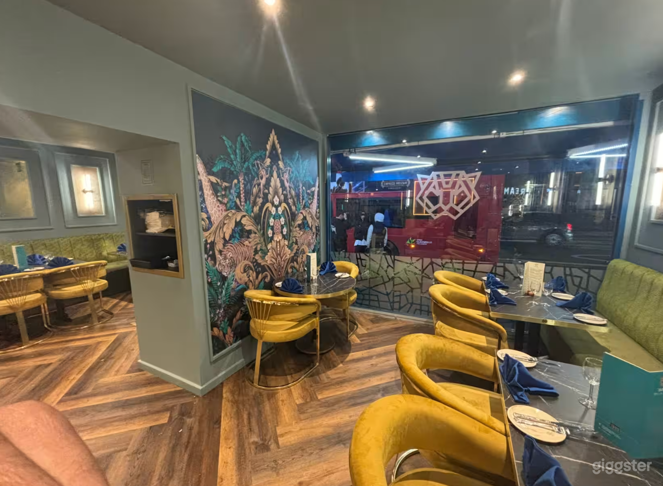 Modern and Spacious Main Ground Floor Dining Photo 4