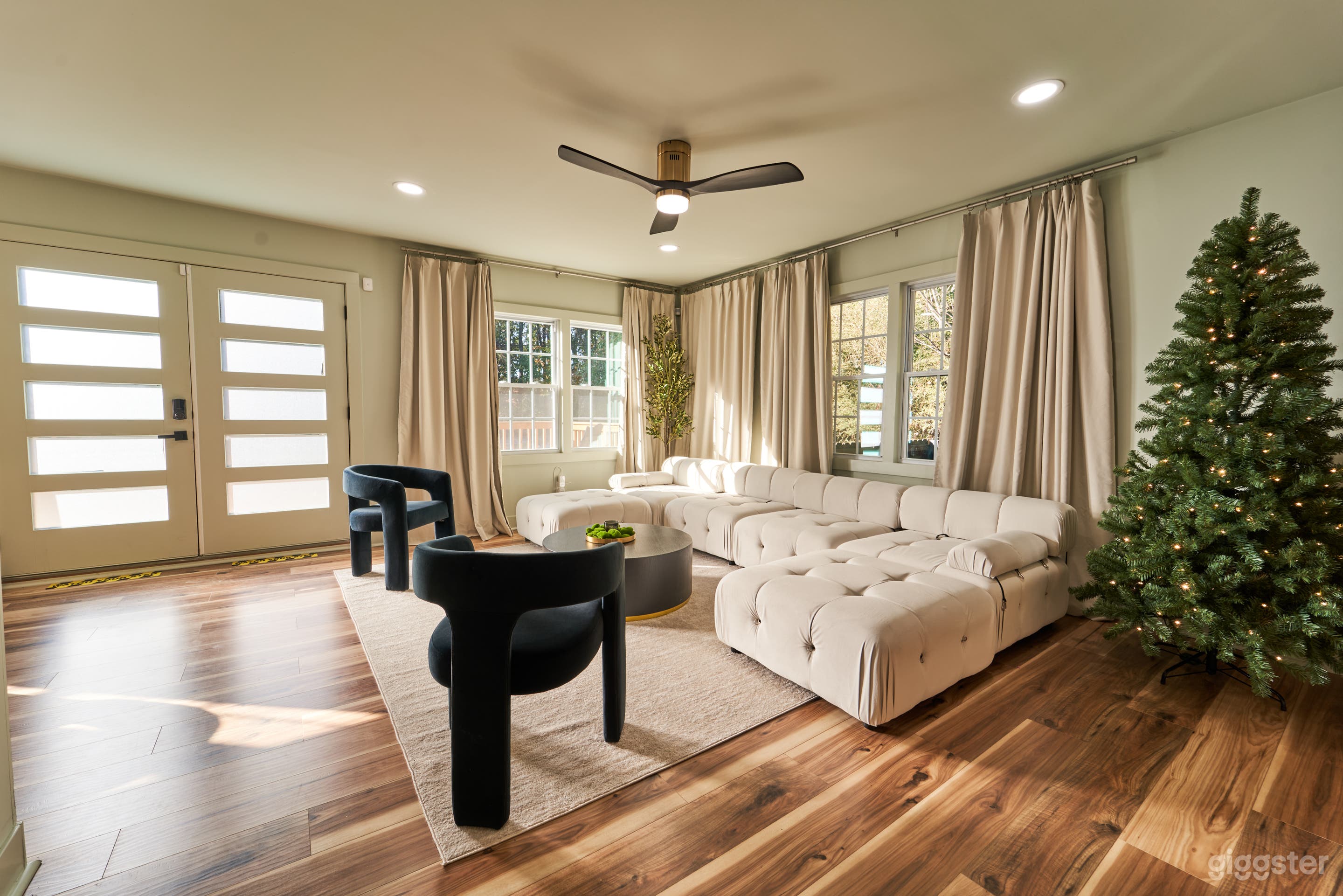 8 in 1 MultiPurpose Studio Photo 1