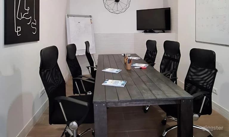  Meeting & Recording Studio for Small Groups 
