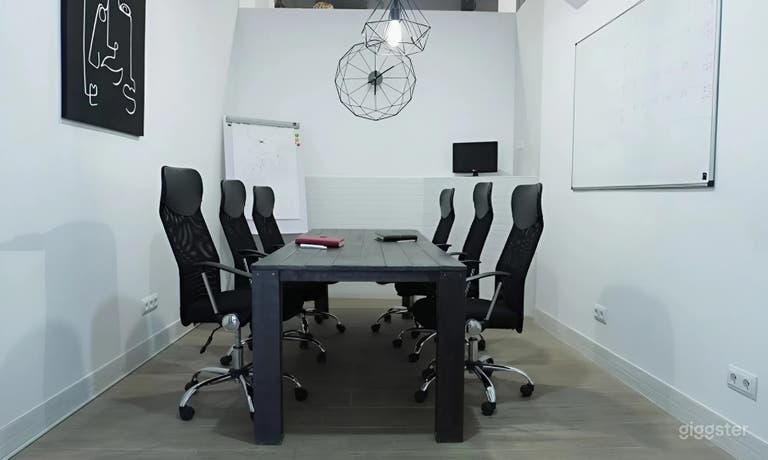  Meeting & Recording Studio for Small Groups 