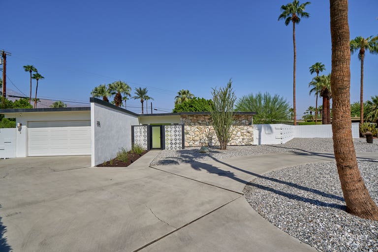  A Mid-Century, Modern Gem In The Desert 