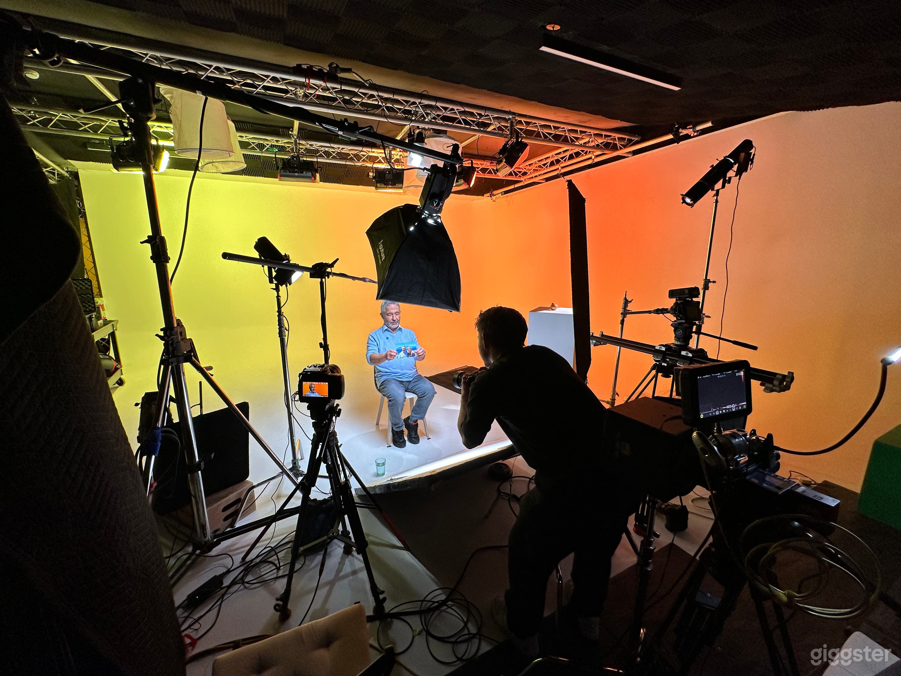 Soundproof Infinity White/Green Screen Cove Studio Photo 1