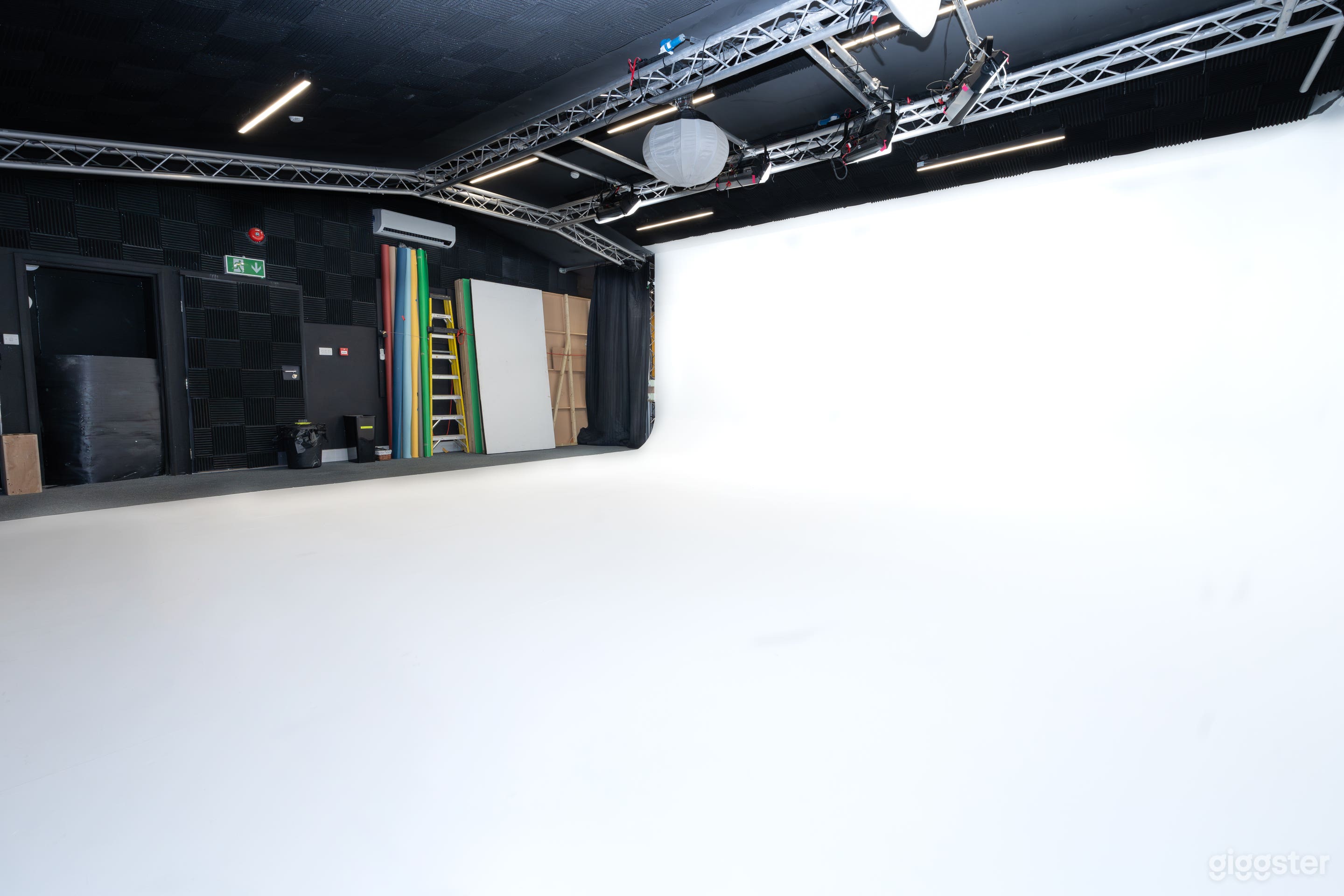 Soundproof Infinity White/Green Screen Cove Studio Photo 2