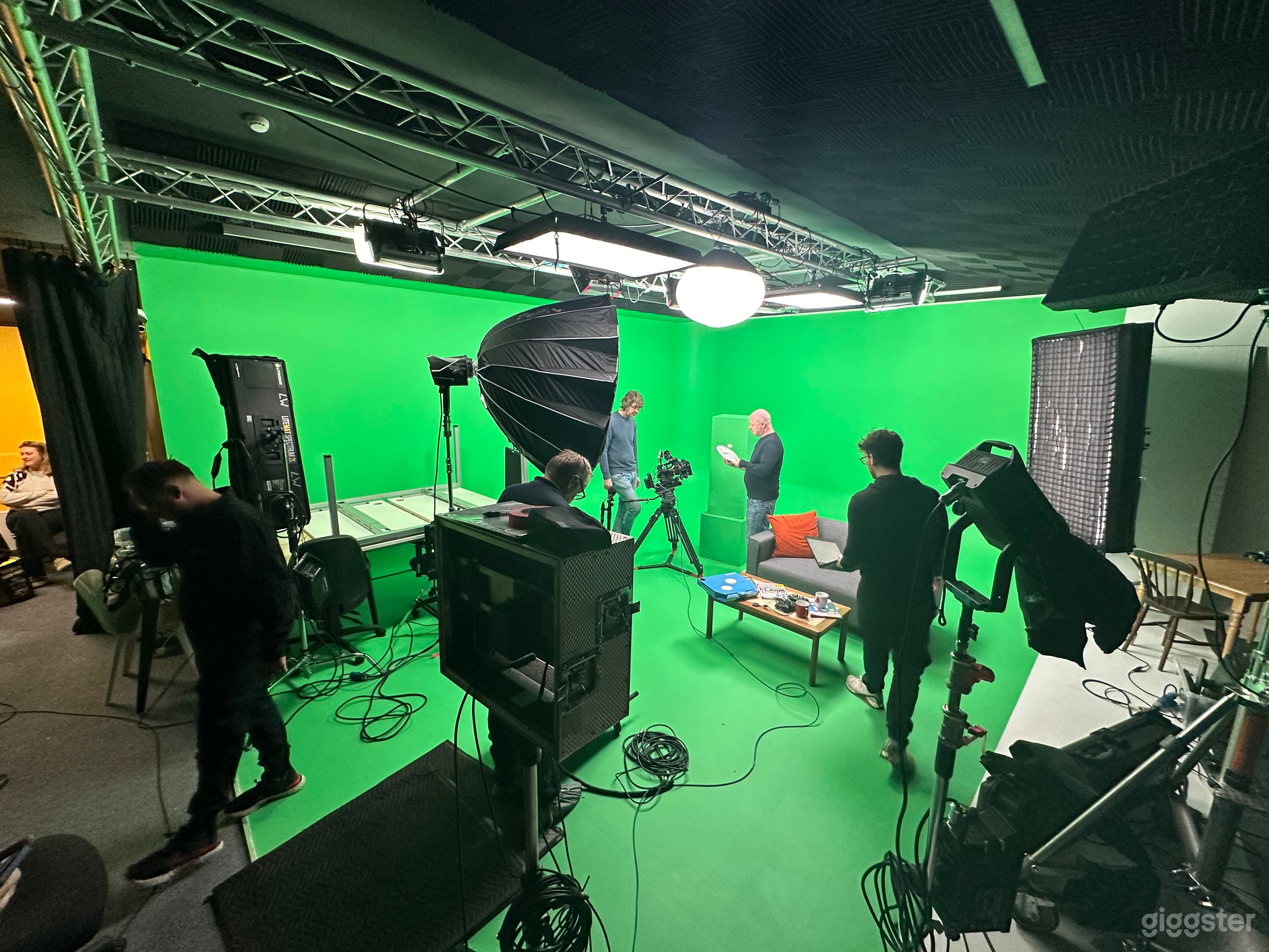 Soundproof Infinity White/Green Screen Cove Studio Photo 3