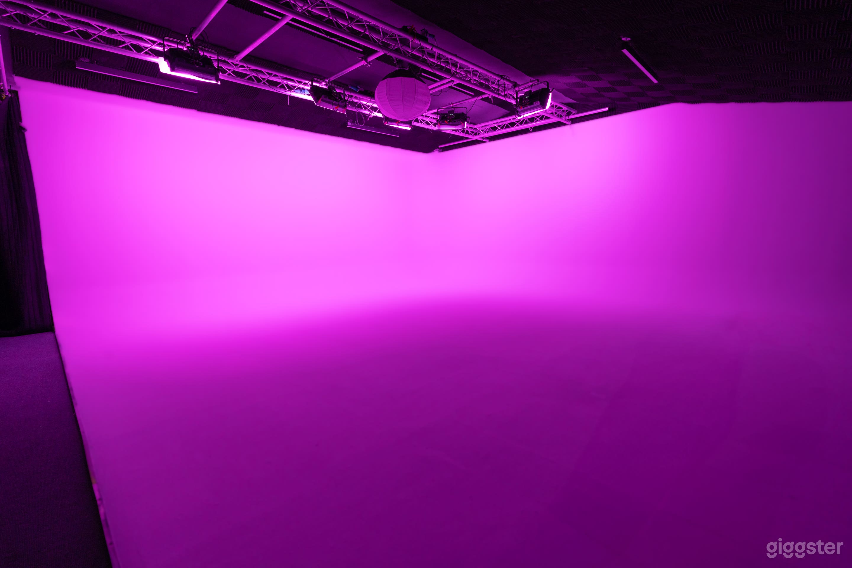 Soundproof Infinity White/Green Screen Cove Studio Photo 4