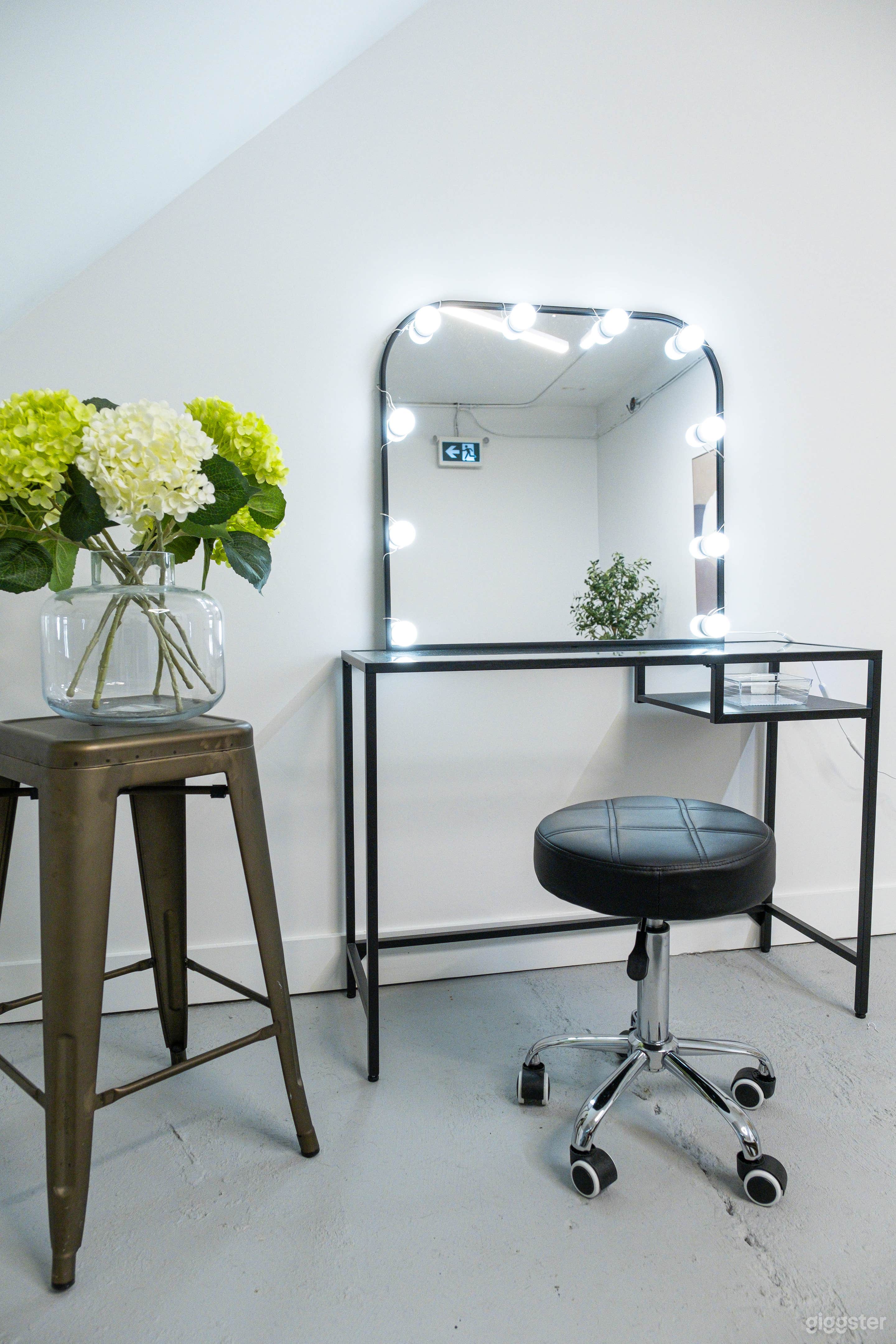 Fully Equip Downtown Creative Studio w/ Cyc. Wall Photo 4