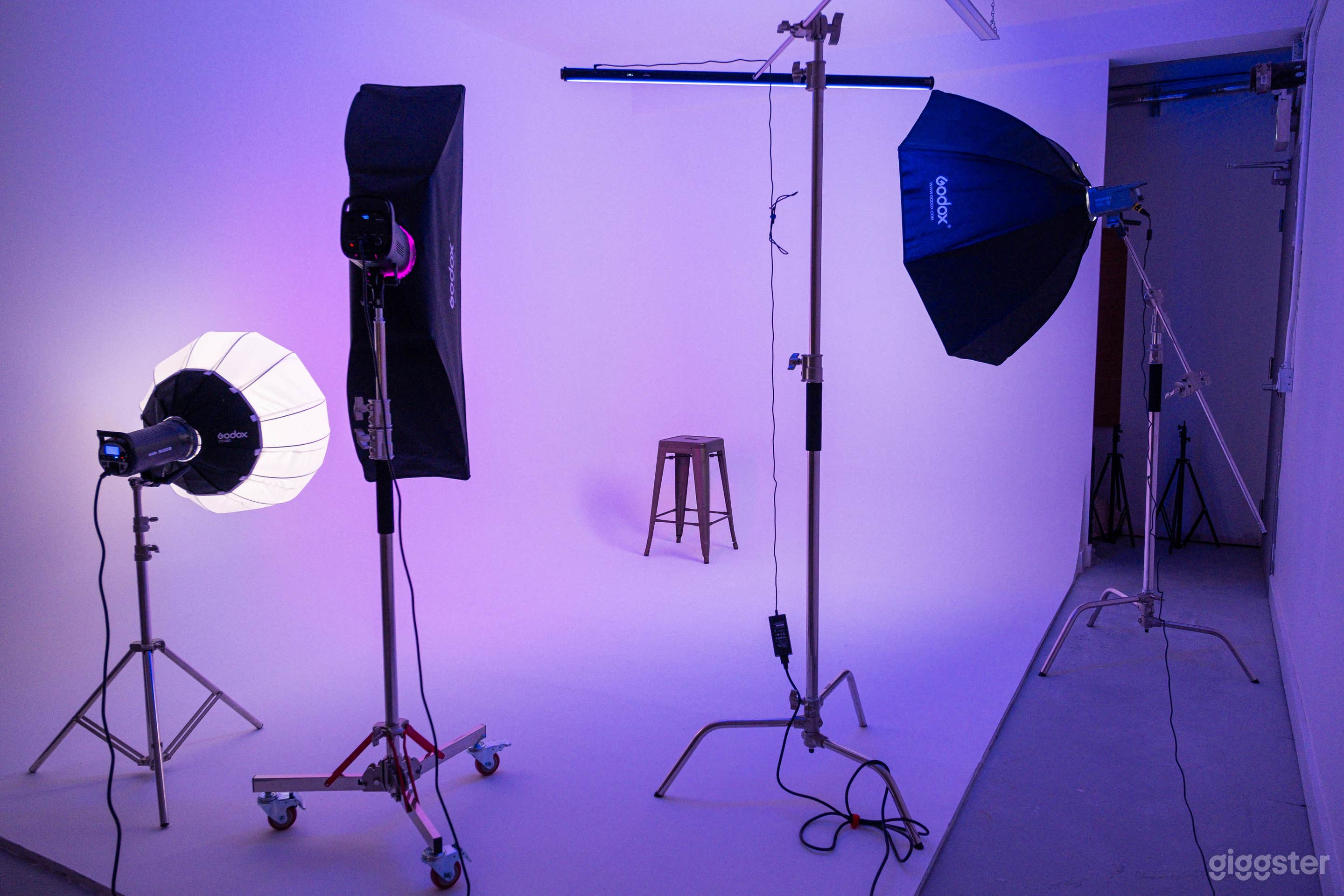 Fully Equip Downtown Creative Studio w/ Cyc. Wall Photo 1