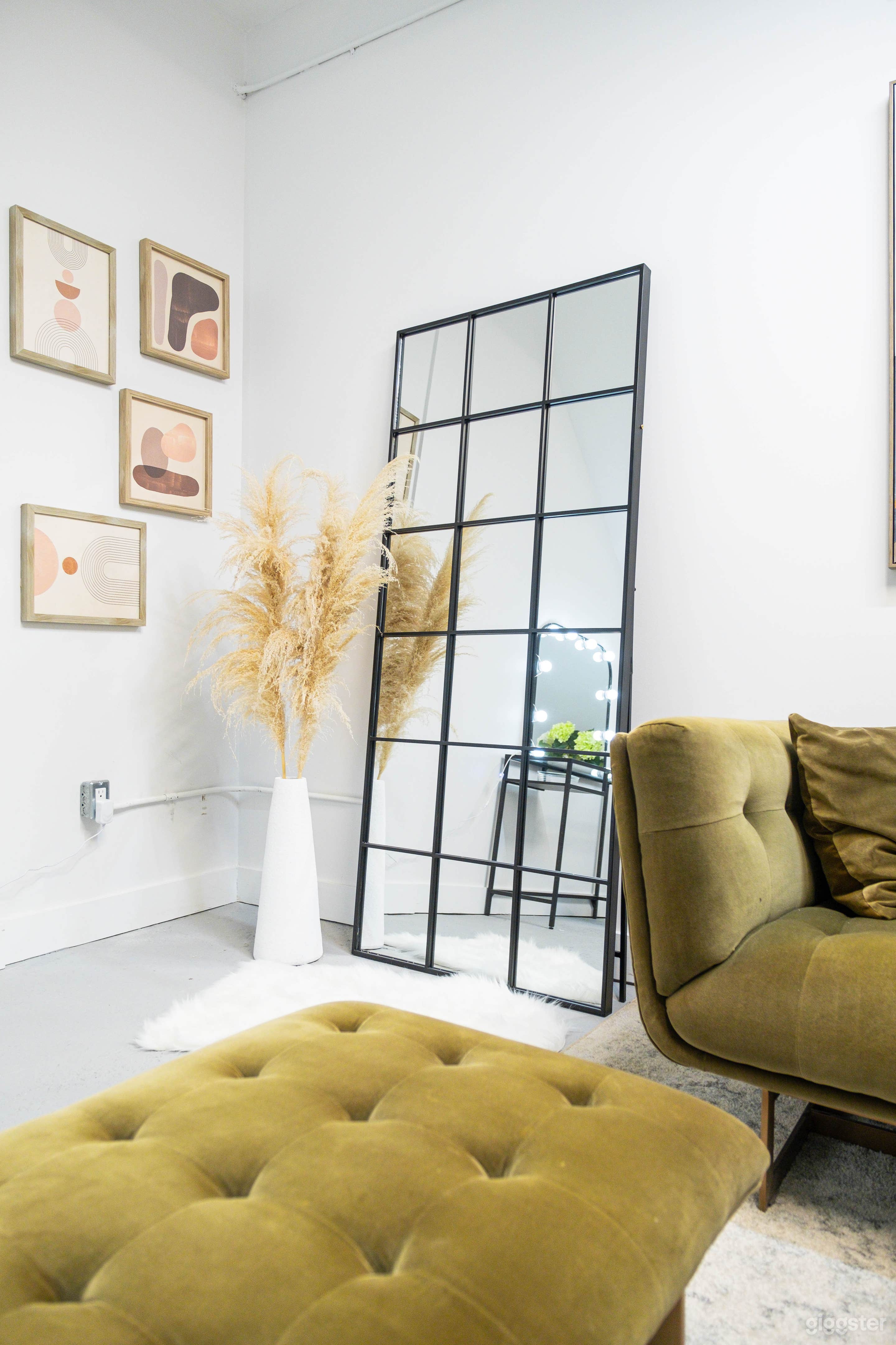 Fully Equip Downtown Creative Studio w/ Cyc. Wall Photo 3