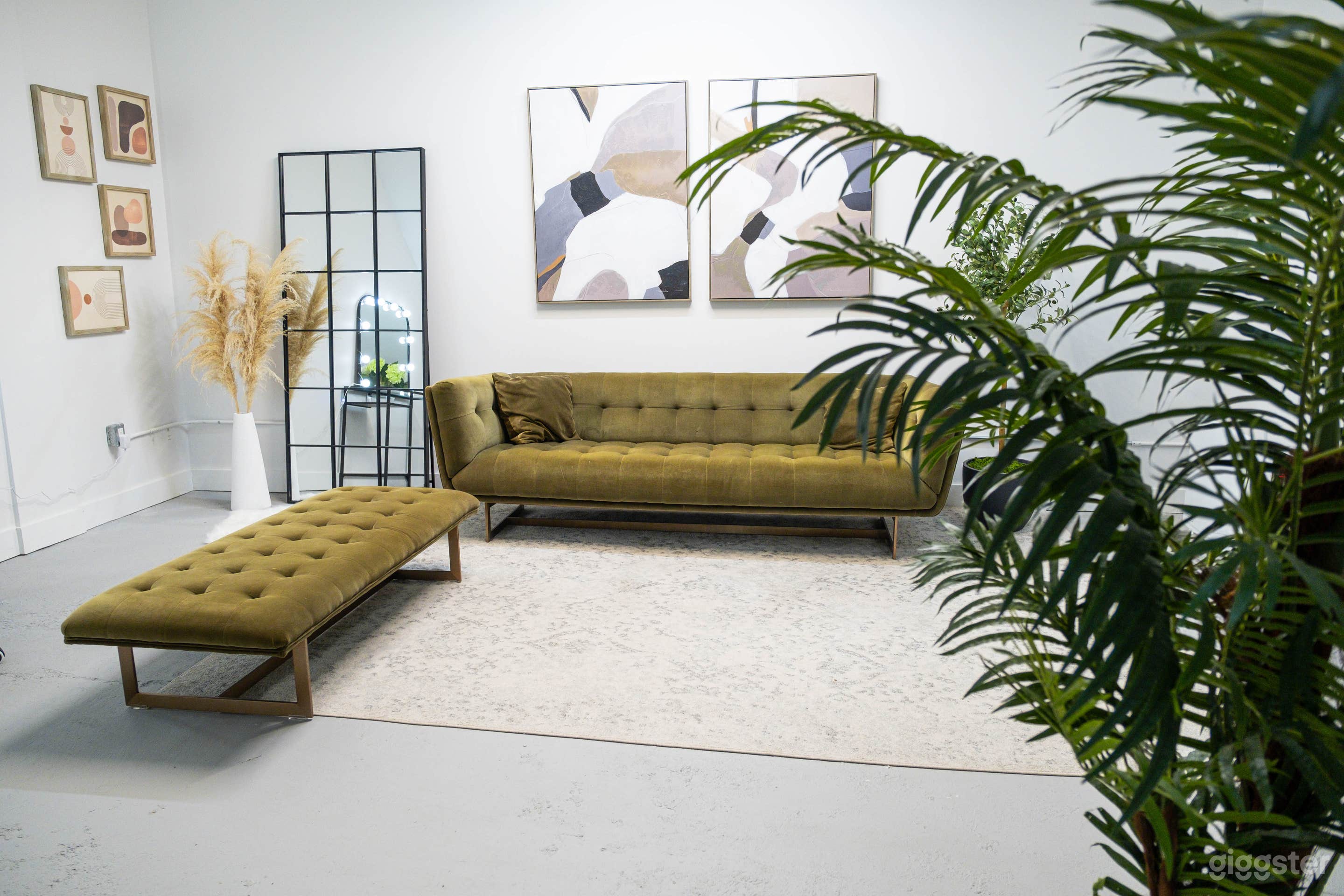 Fully Equip Downtown Creative Studio w/ Cyc. Wall Photo 2